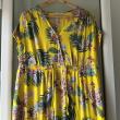 troc de troc robe longue jaune tropicale fleurie – fluide et légère image 1