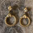 troc de troc boucles d'oreilles métal doré anneaux torsadés 2,5cm de diam. image 0