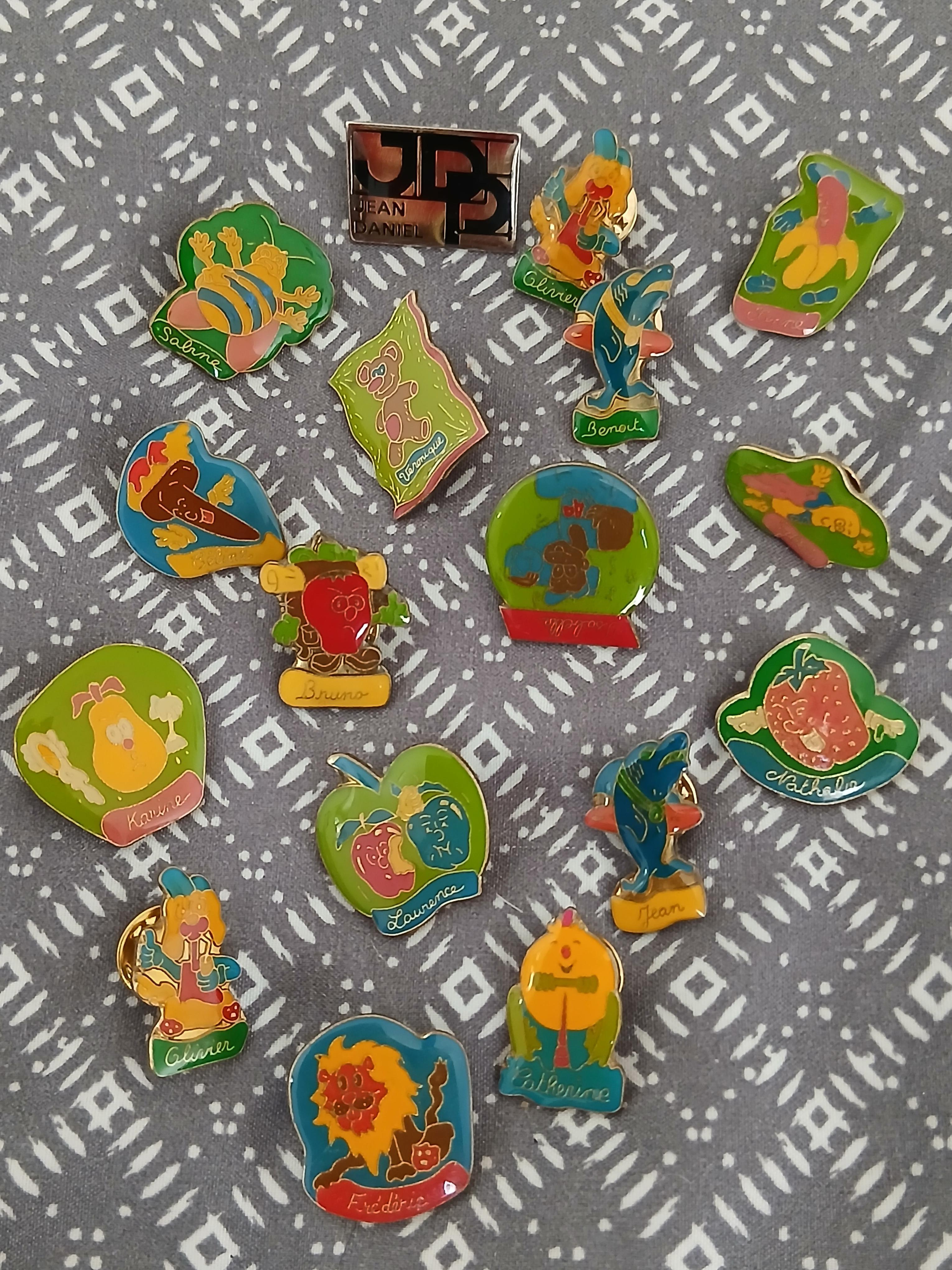 troc de troc reserver. lots de pins ' des prénoms ' image 0