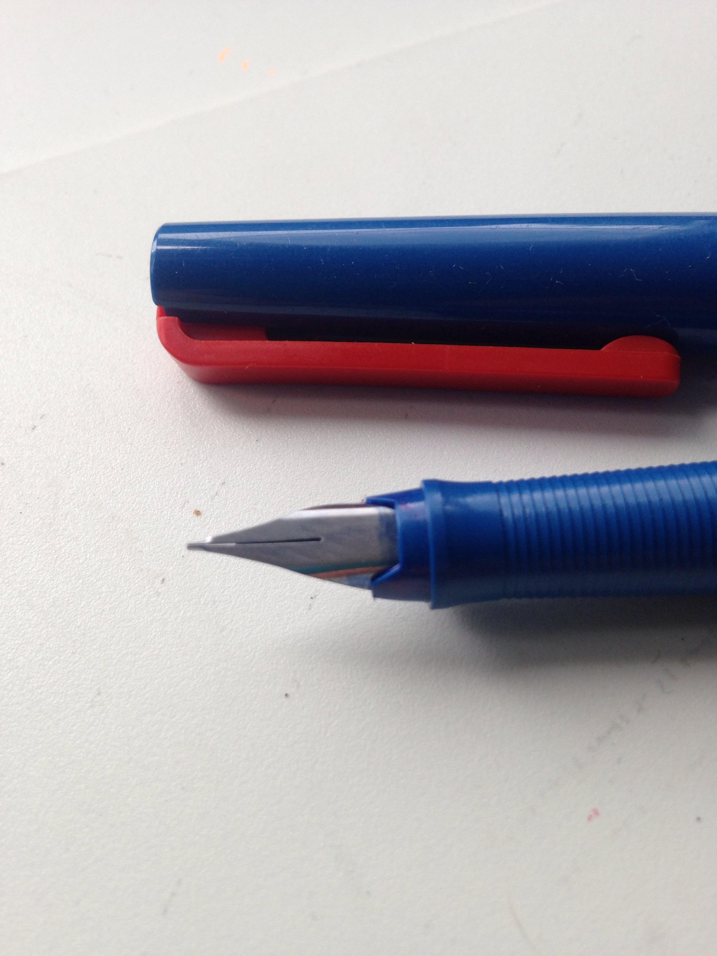 troc de troc stylo plume rouge et bleu en plastique image 1
