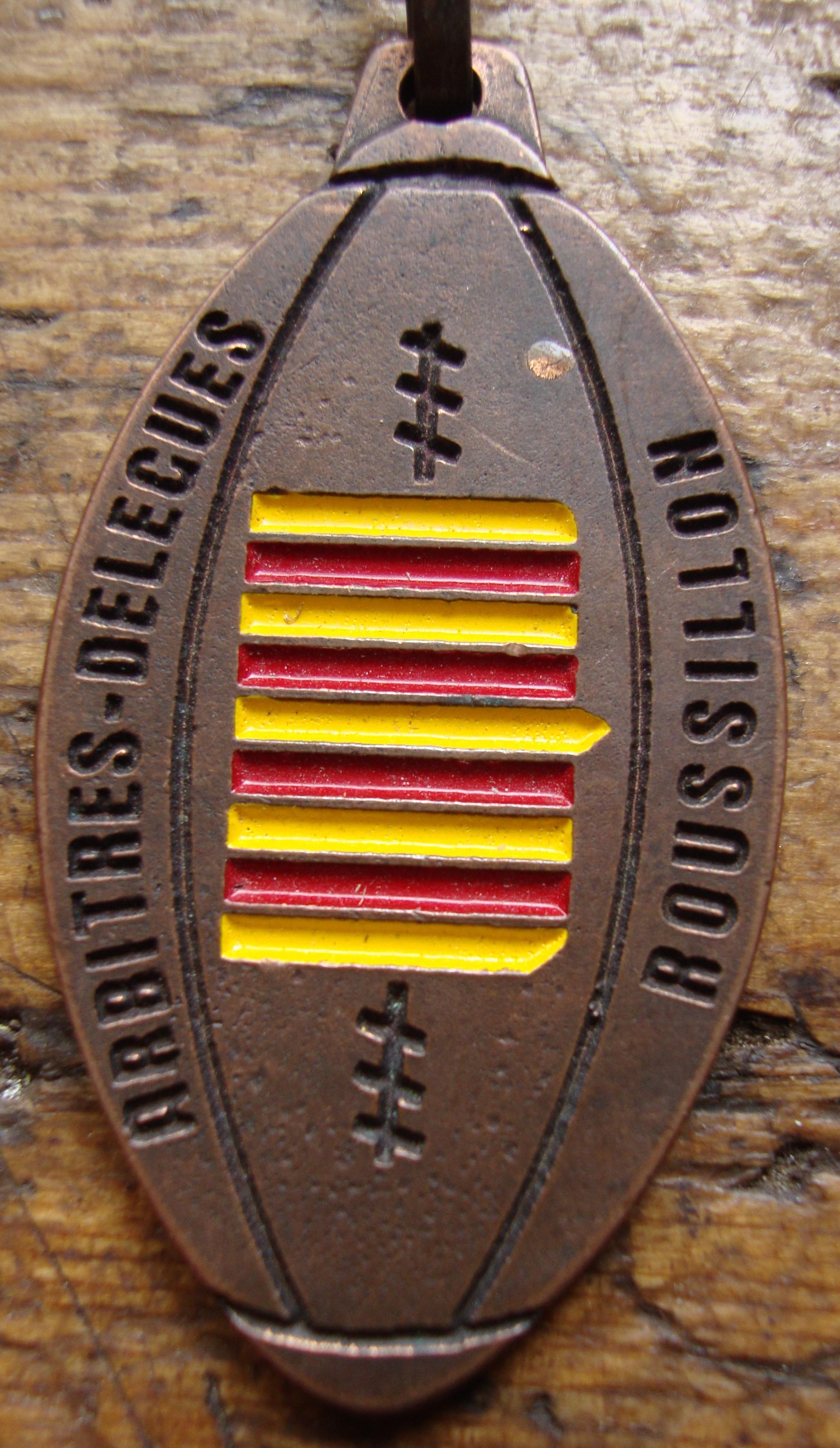 troc de troc porte clés ancien ffr xv arbitres -délégués roussillon en métal image 1