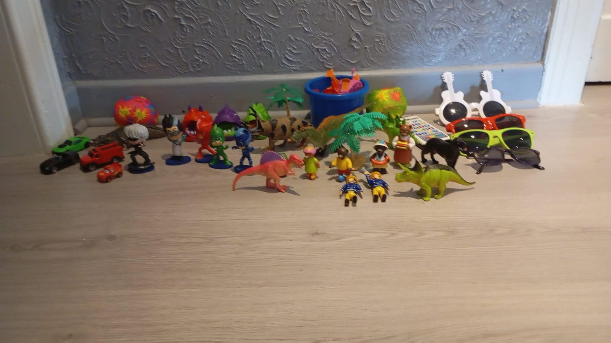 troc de troc figurine et lunettes image 0