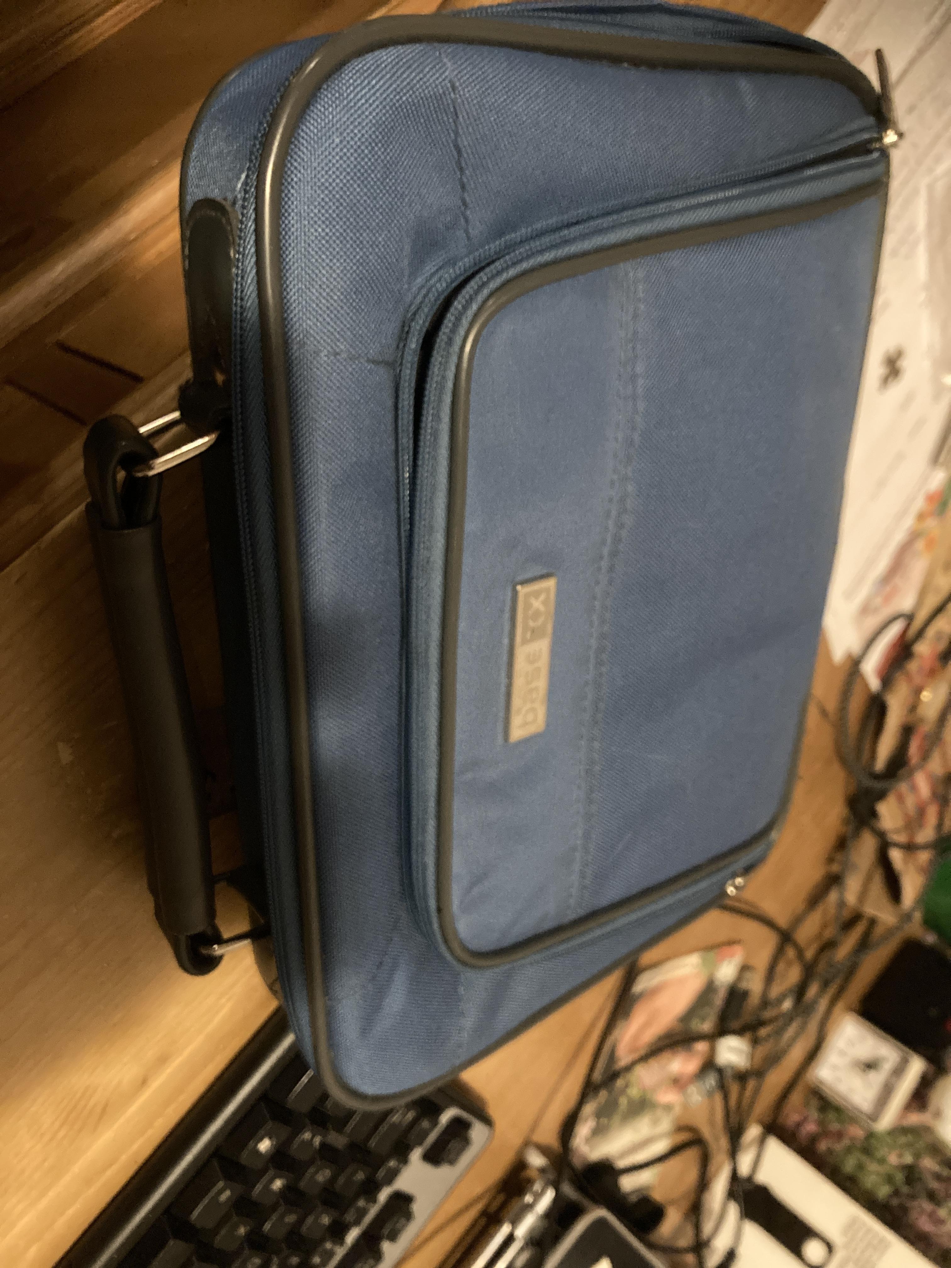 troc de troc petite valisette rembourrée transport ordinateur ou tablette image 0