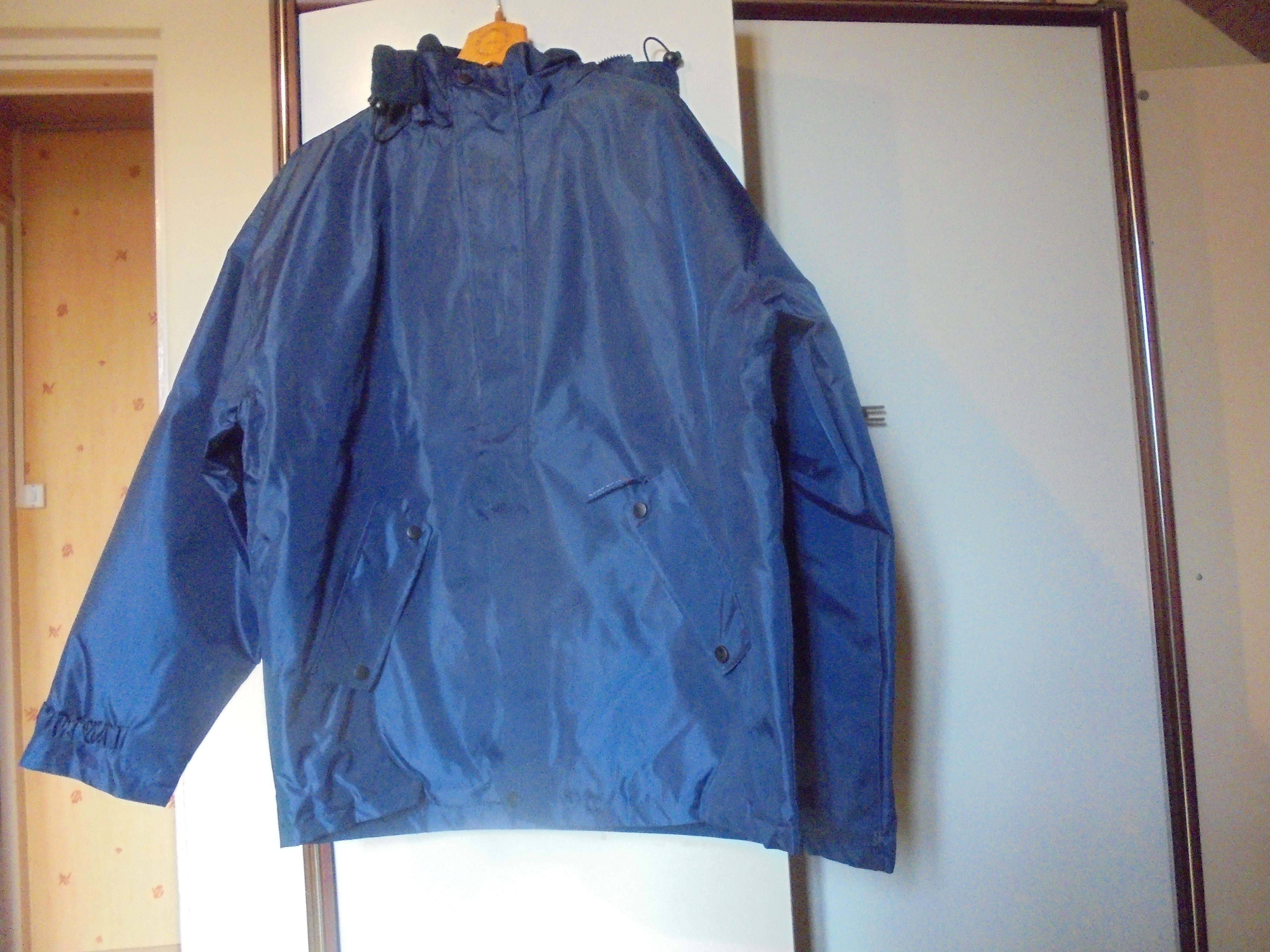 troc de troc blouson impermeable neuf bleu marine taille l 10 noisettes image 0