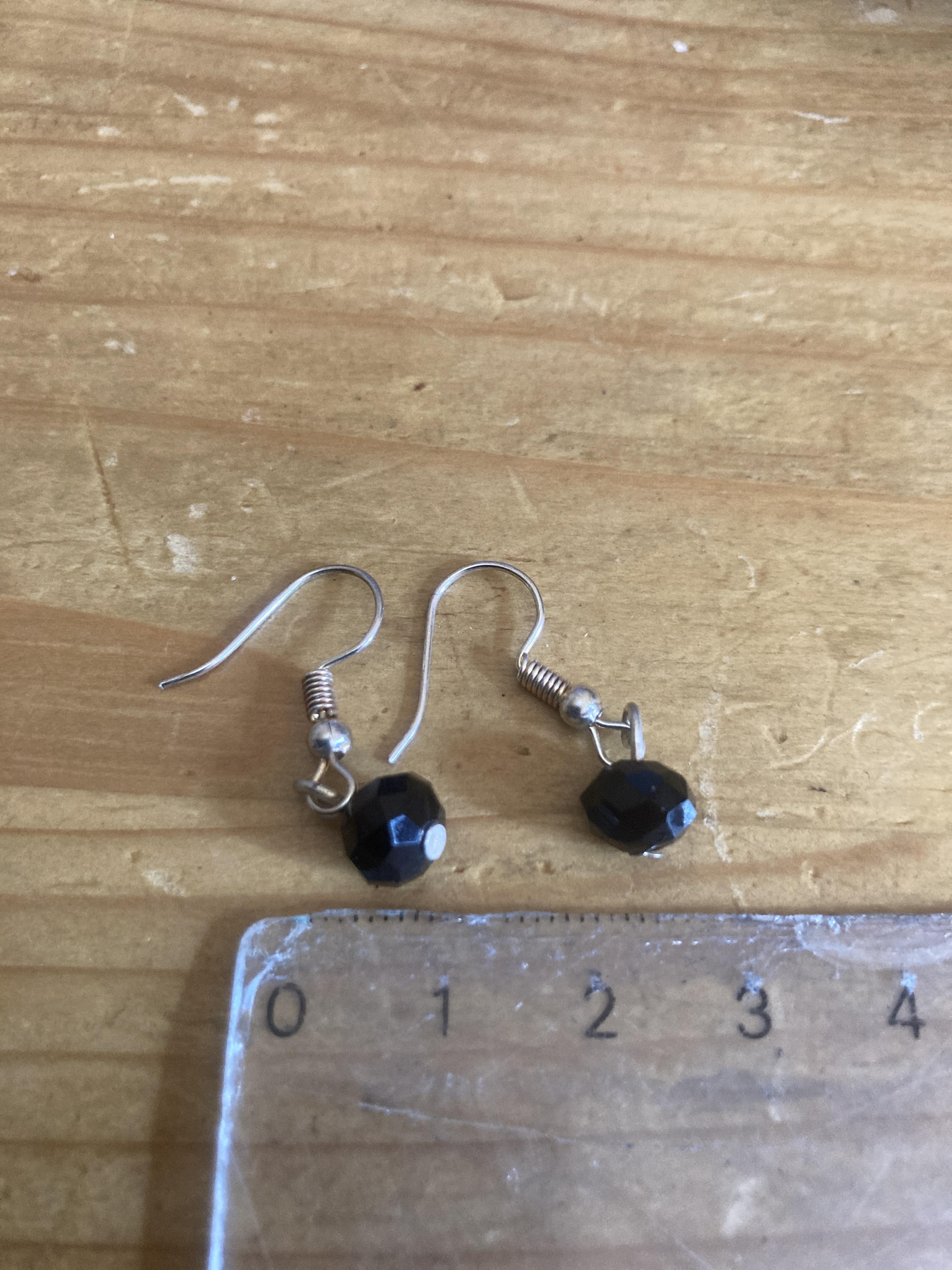 troc de troc boucles d’oreilles pendantes perles noires image 1