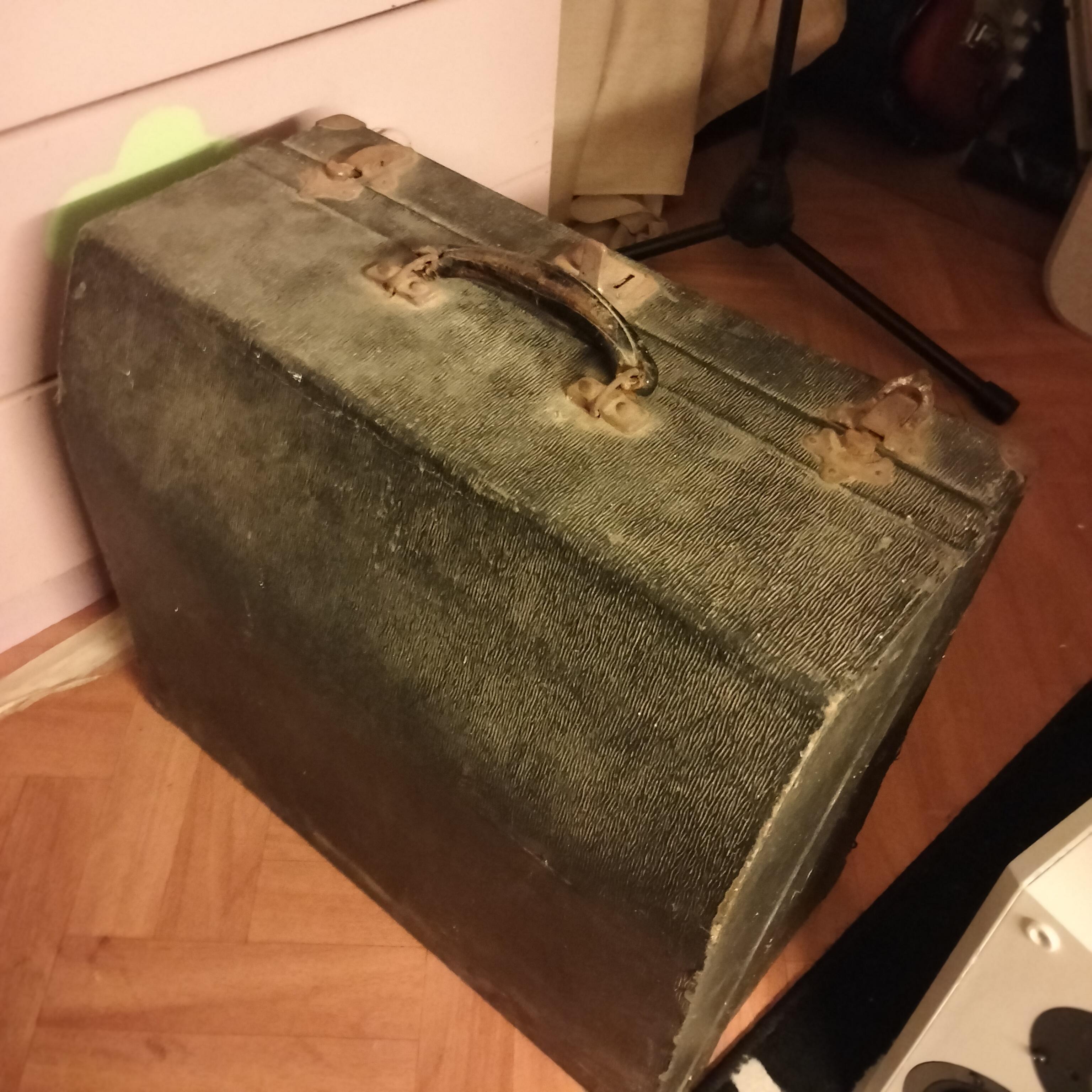 troc de troc mallette d’origine pour accordéon image 0