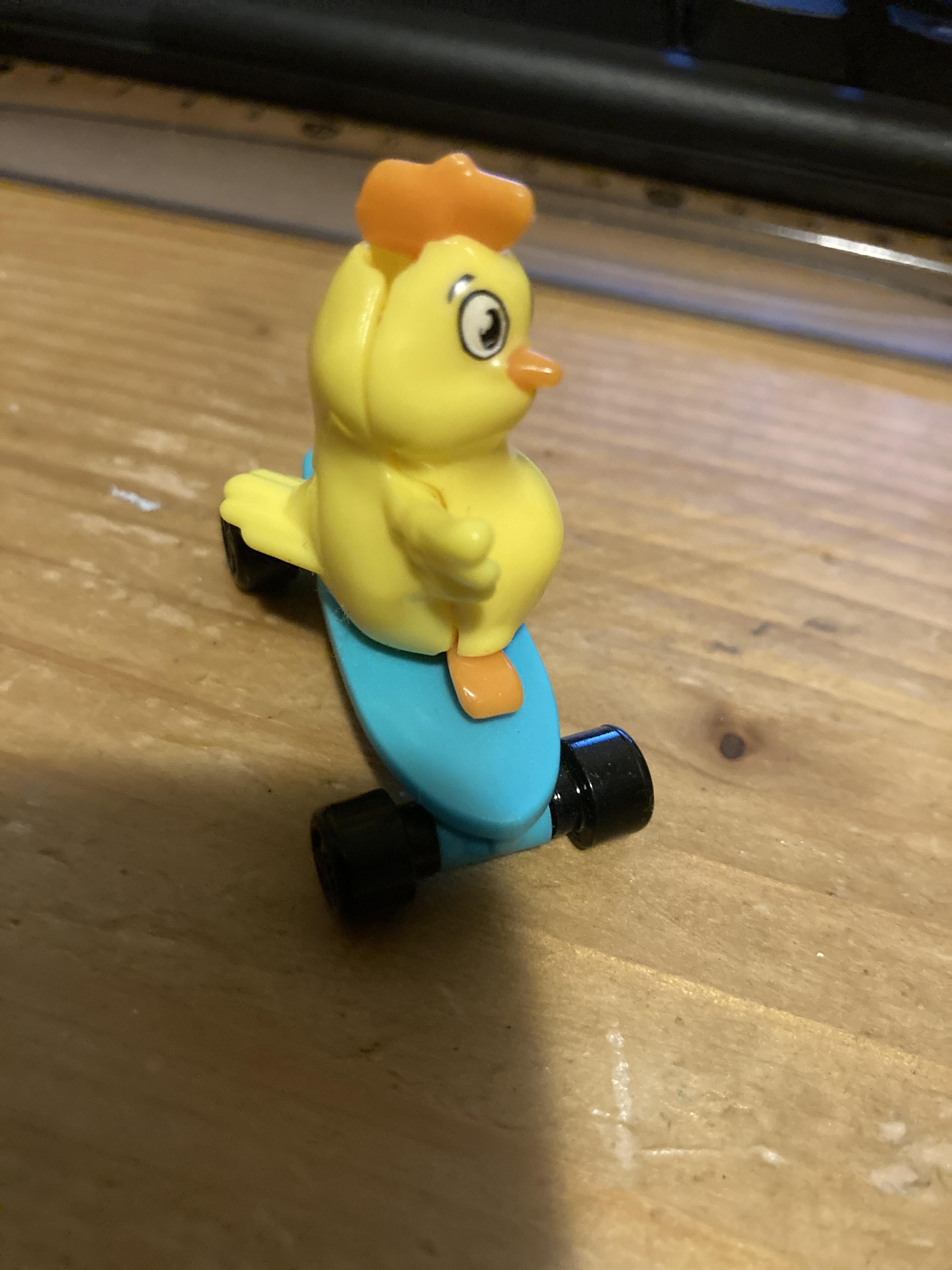 troc de troc réservé jouet kinder poussin sur planche à roulettes image 2