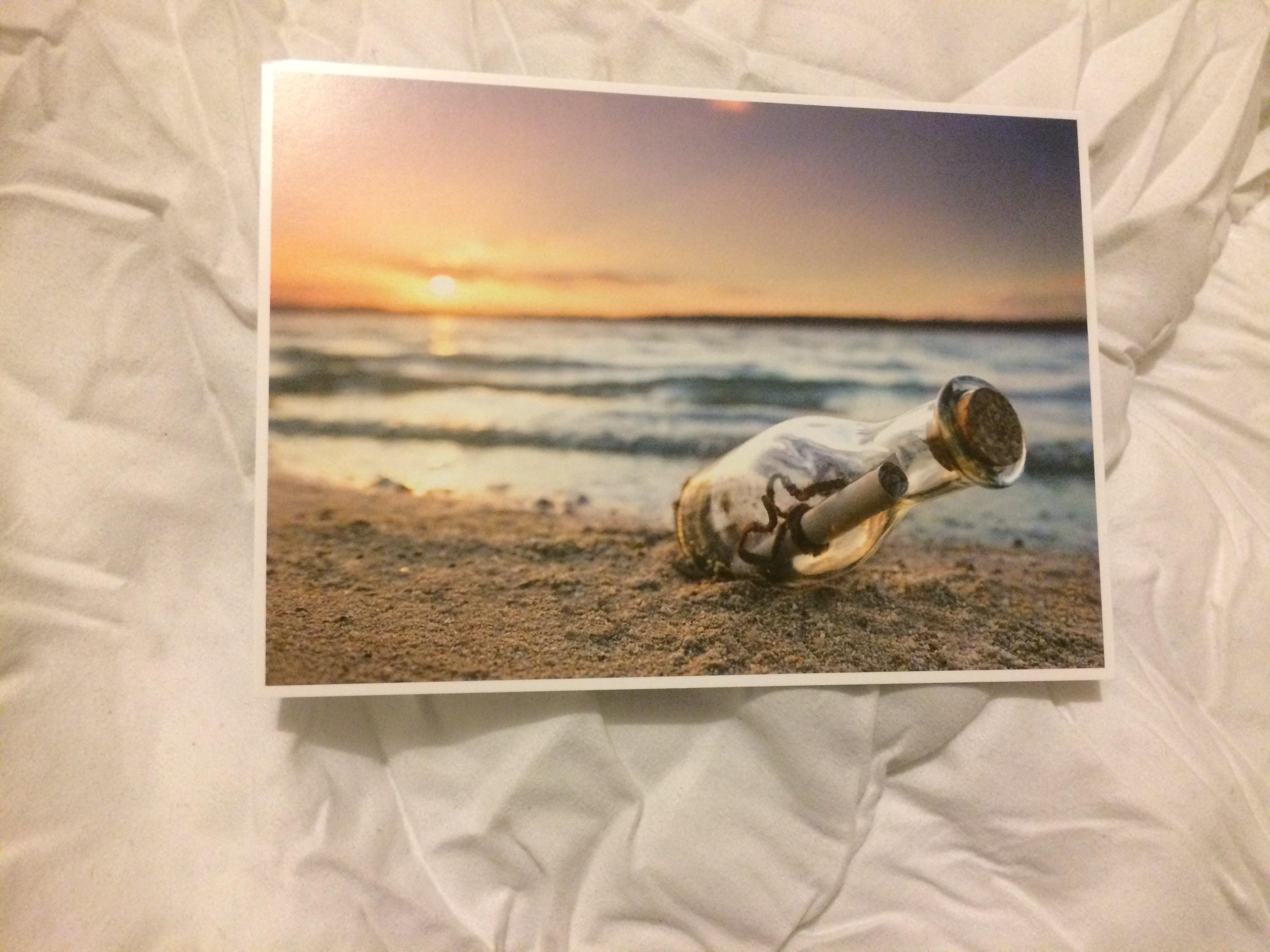 troc de troc carte postale bouteille avec parchemin échouée sur la plage image 0