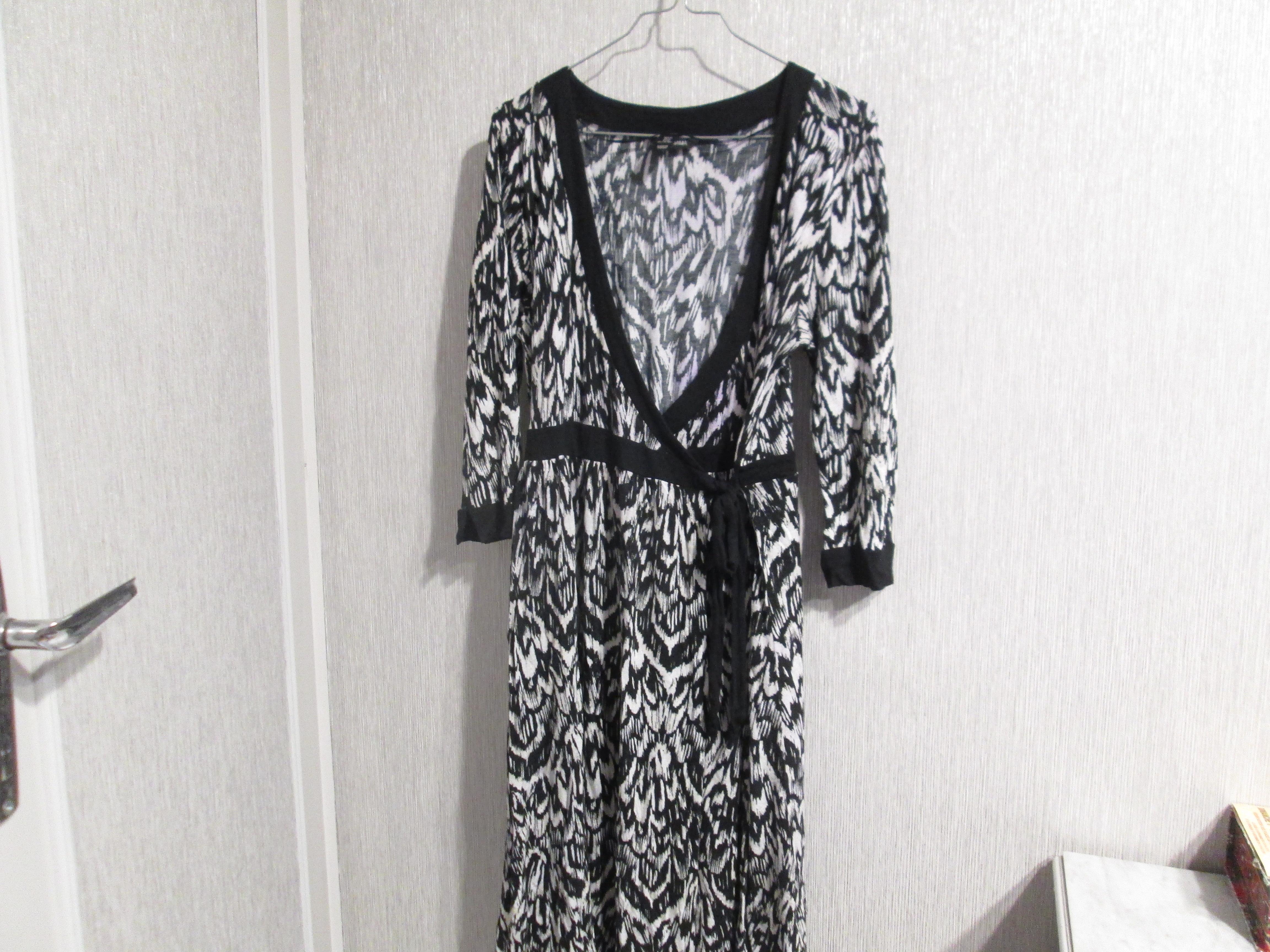 troc de troc robe noir et blanc porte feuille t m (46) image 1