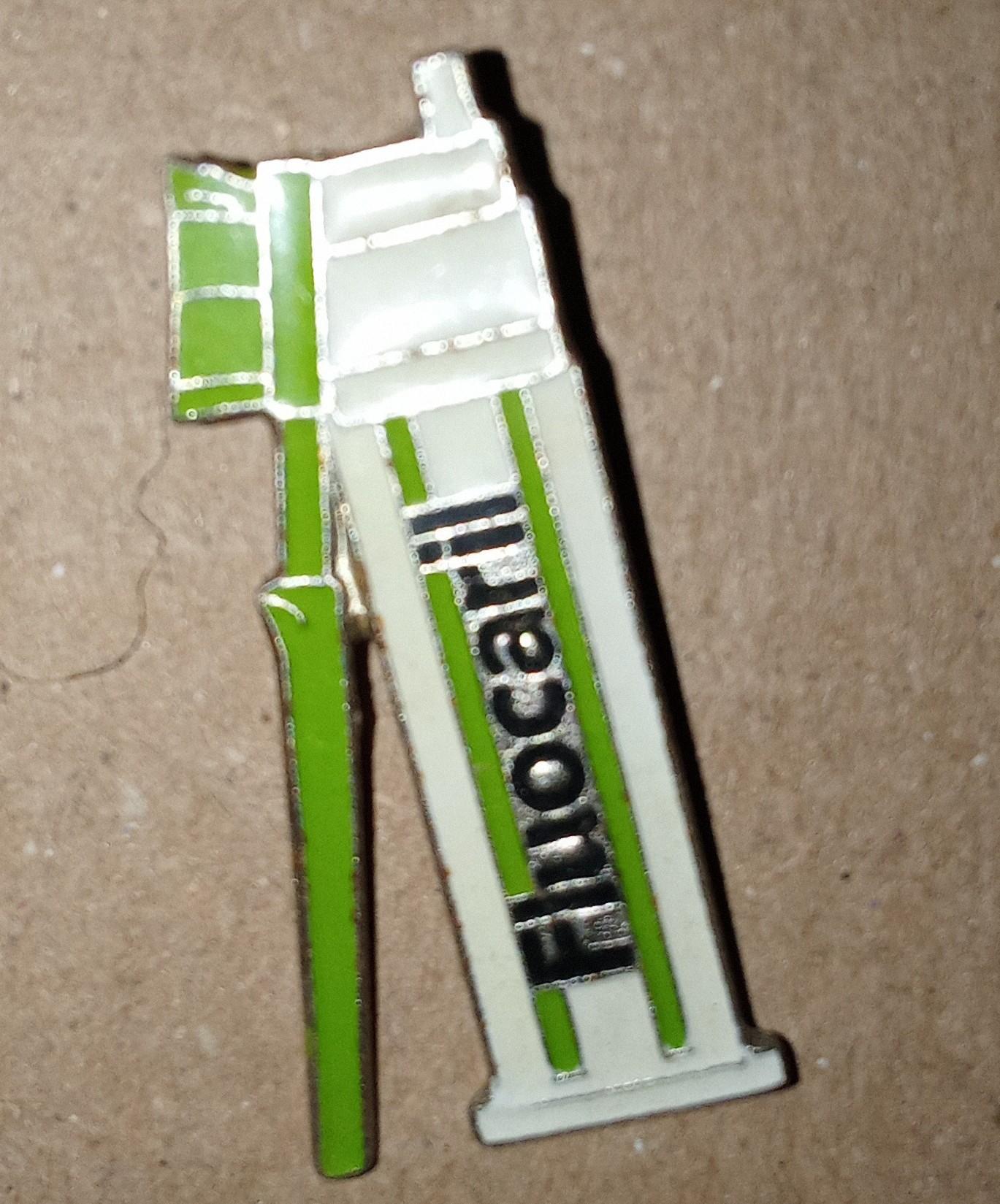 troc de troc pin's avec attache image 0