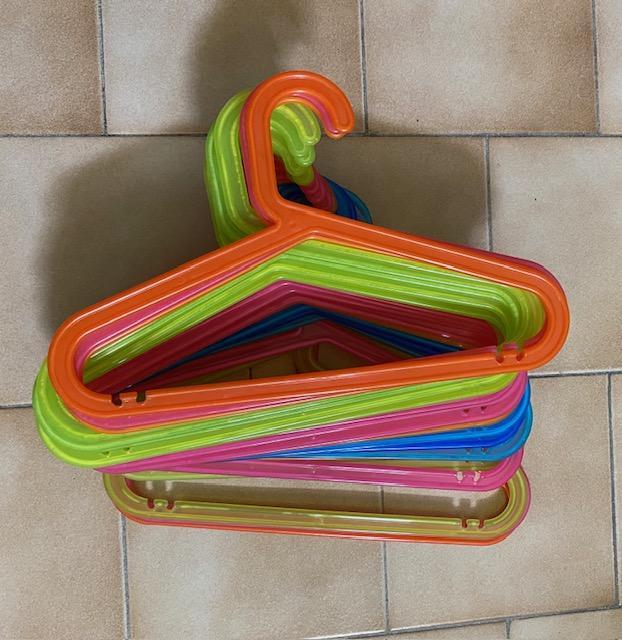 troc de troc lot 24 cintres enfant multicolore image 0