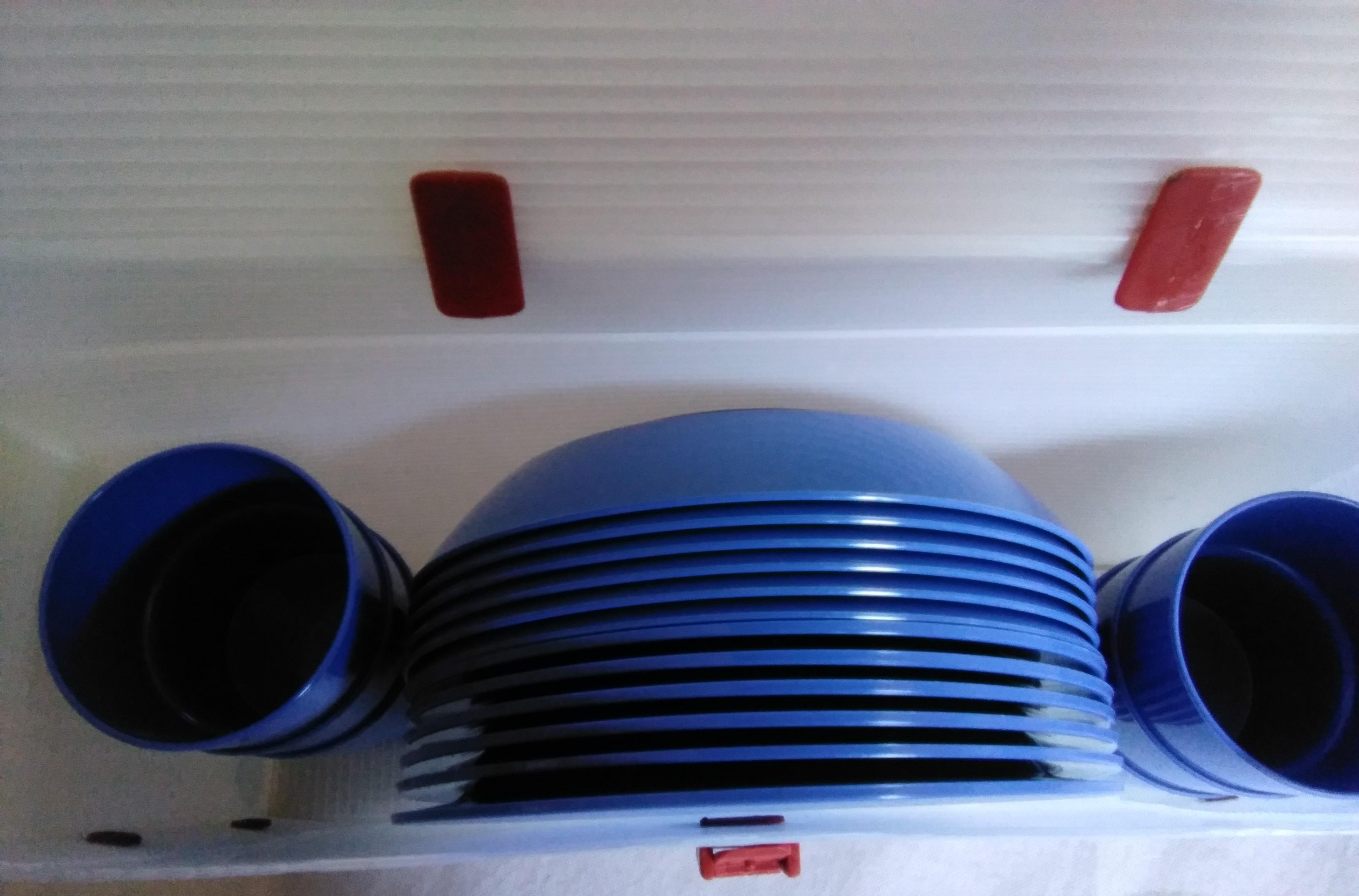 troc de troc lot boite et vaisselles, en plastique, très bon état image 0