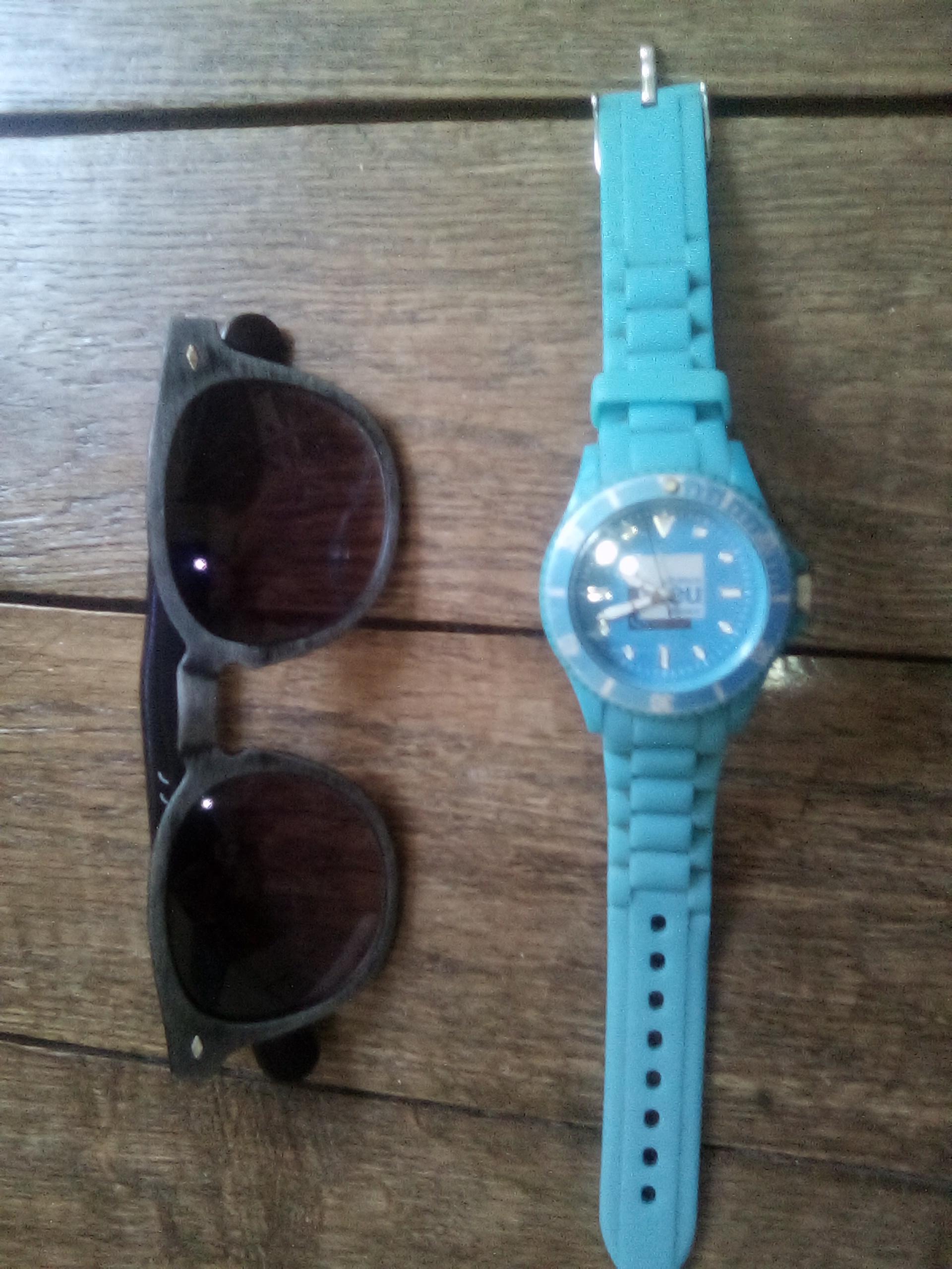 troc de troc lunettes de soleil enfant et montre image 0