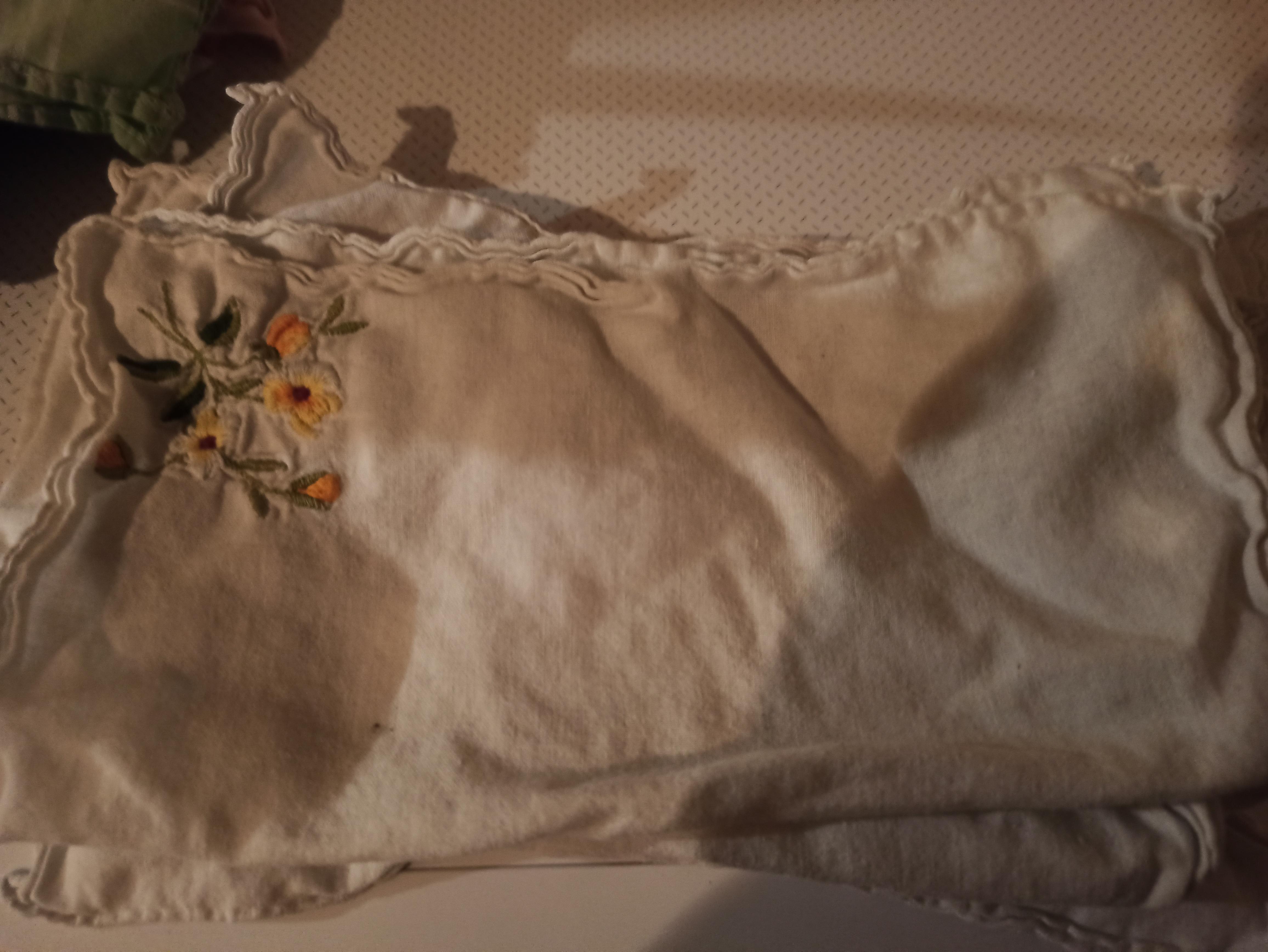 troc de troc réservé  kot de mouchoir blancen tissu avec motif brodé différents colorés image 0