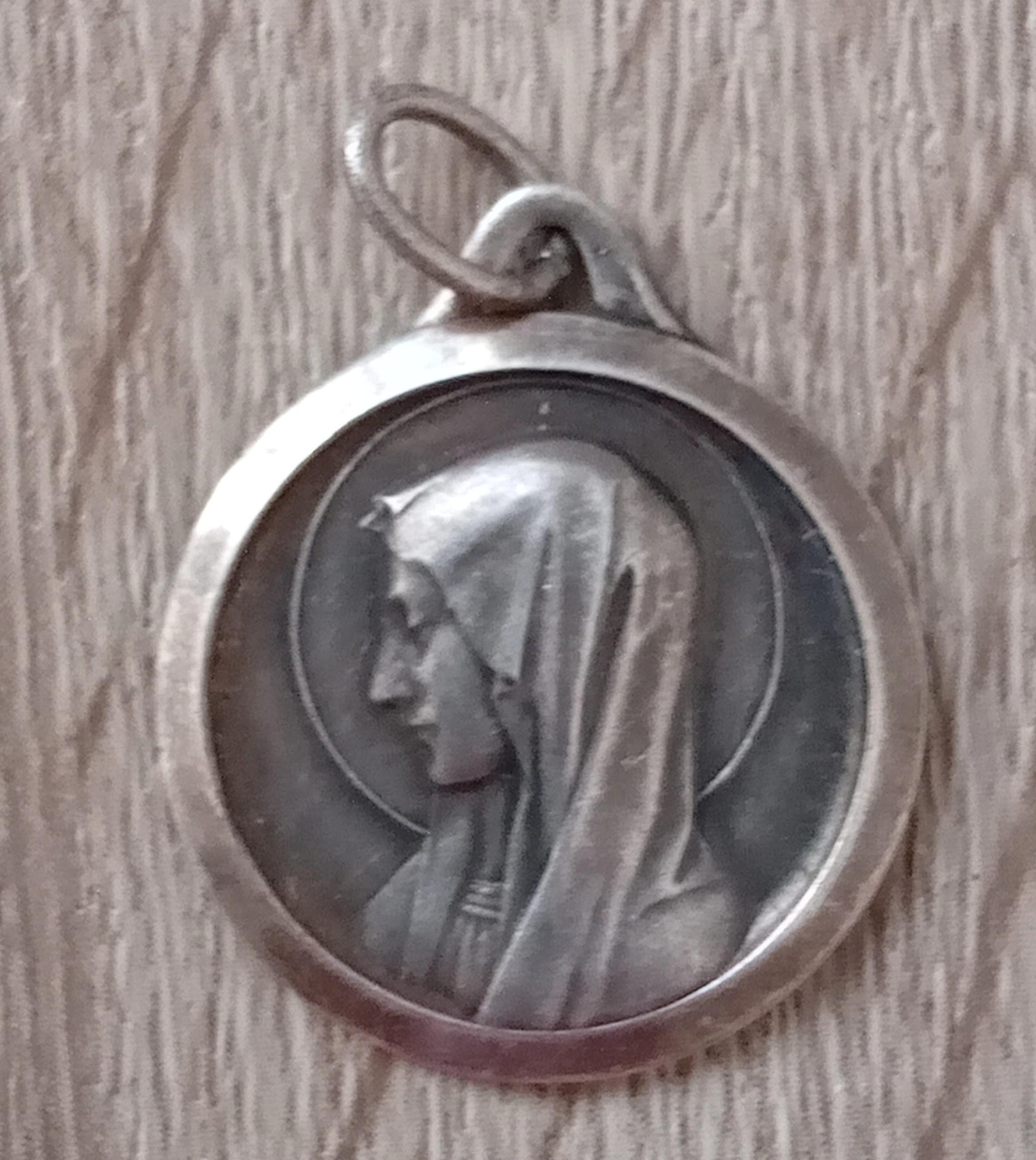 troc de troc une médaille pendentif de sainte marie image 0