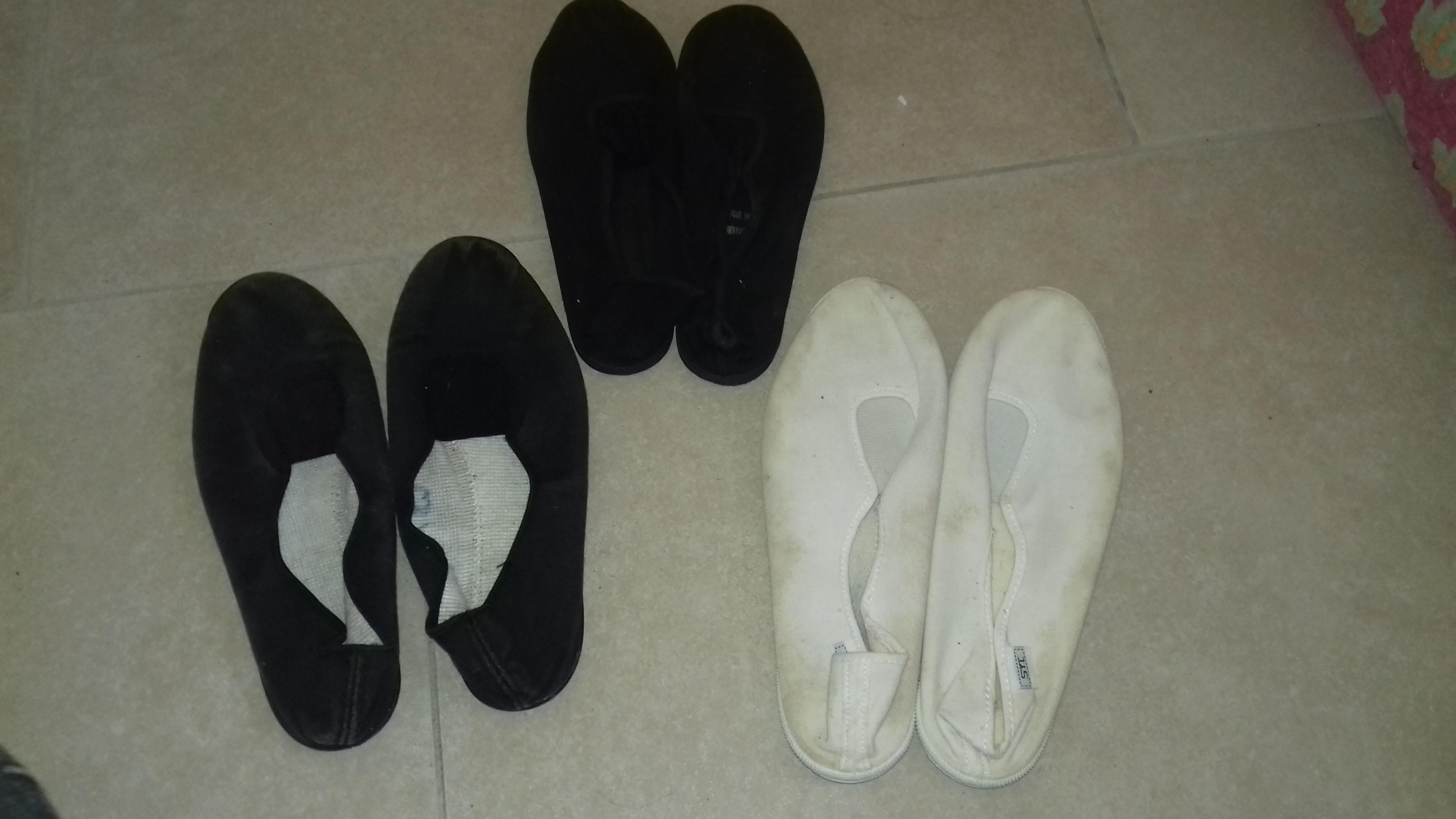 troc de troc reservees - 3 paires de chaussons de gym image 0