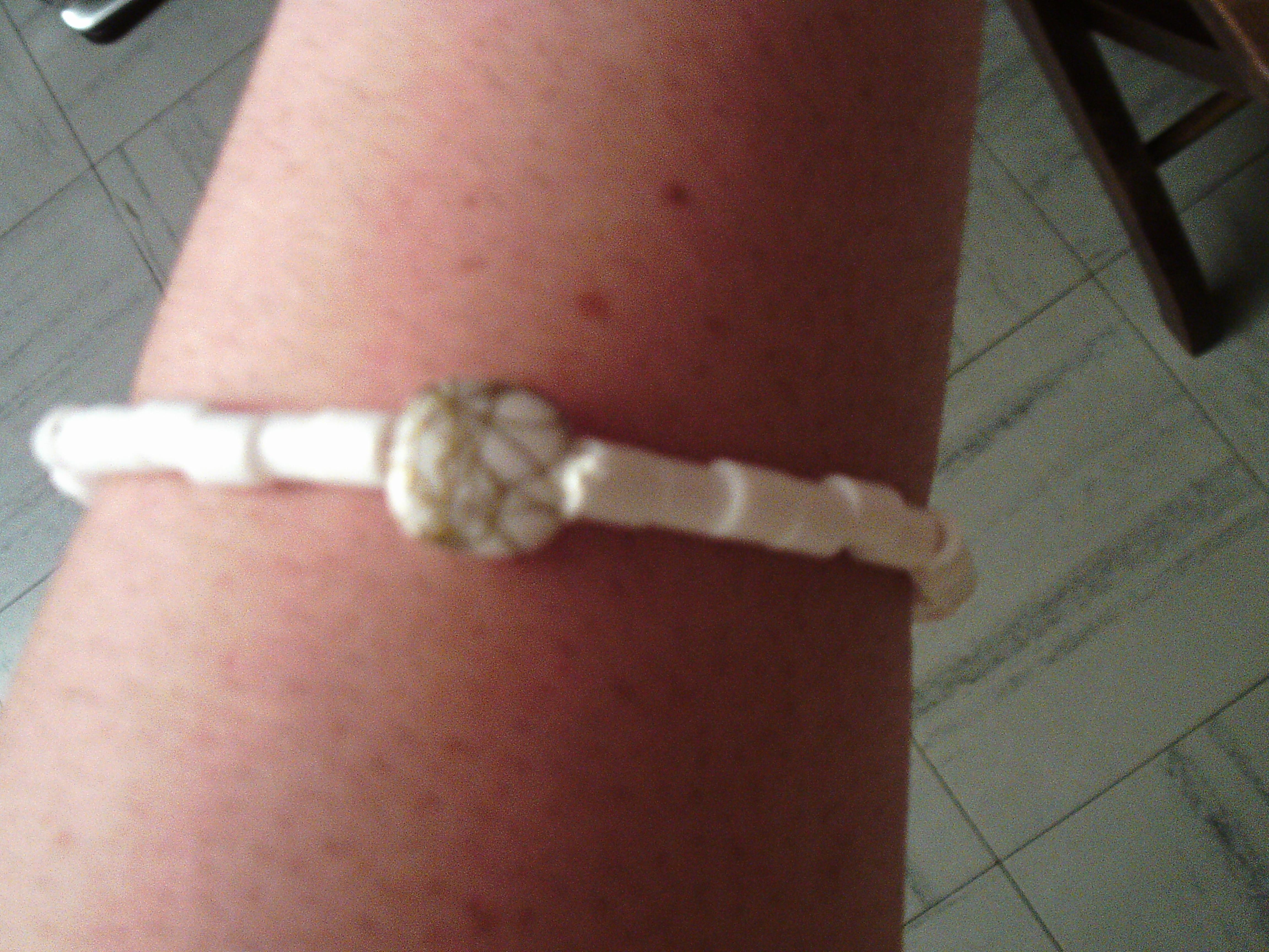 troc de troc bracelet blanc et doré. image 0