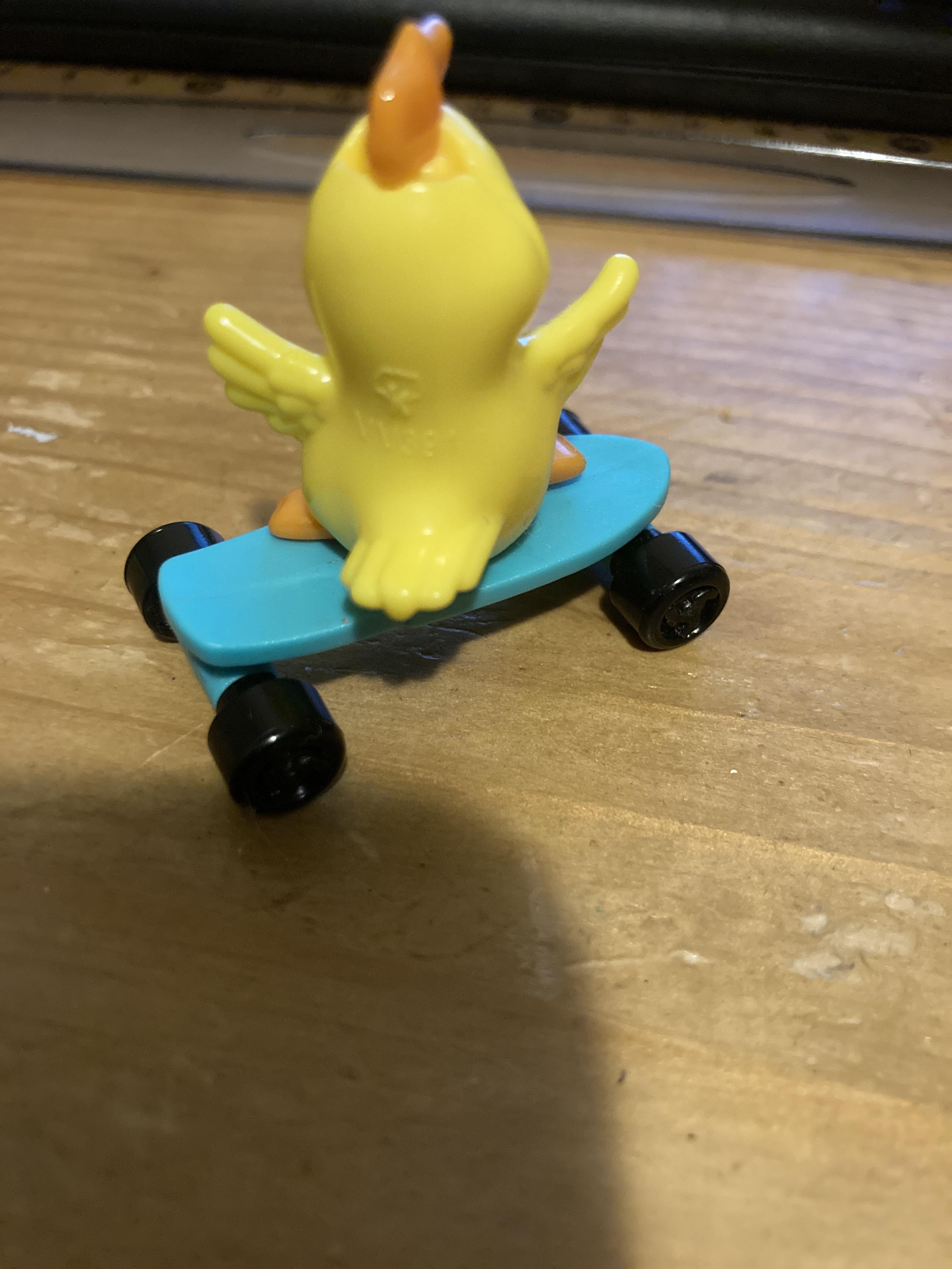 troc de troc réservé jouet kinder poussin sur planche à roulettes image 1