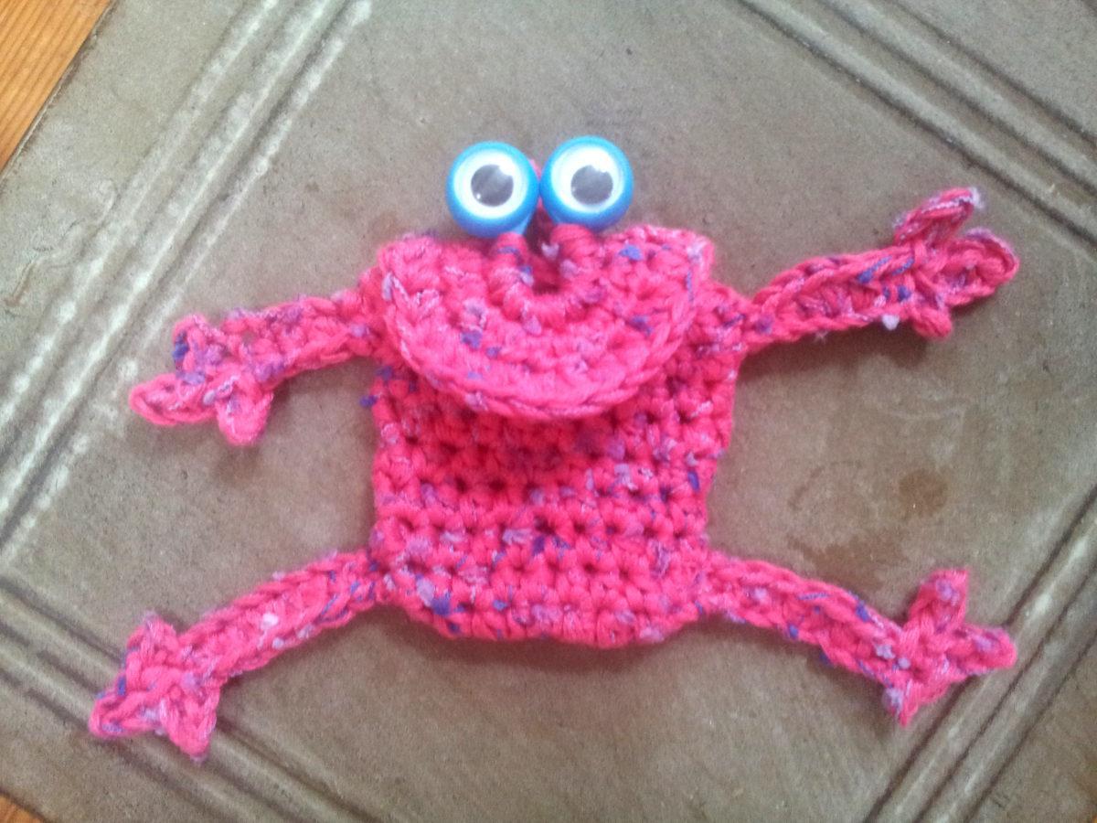 troc de troc petite grenouille-pochette au crochet faite main image 0