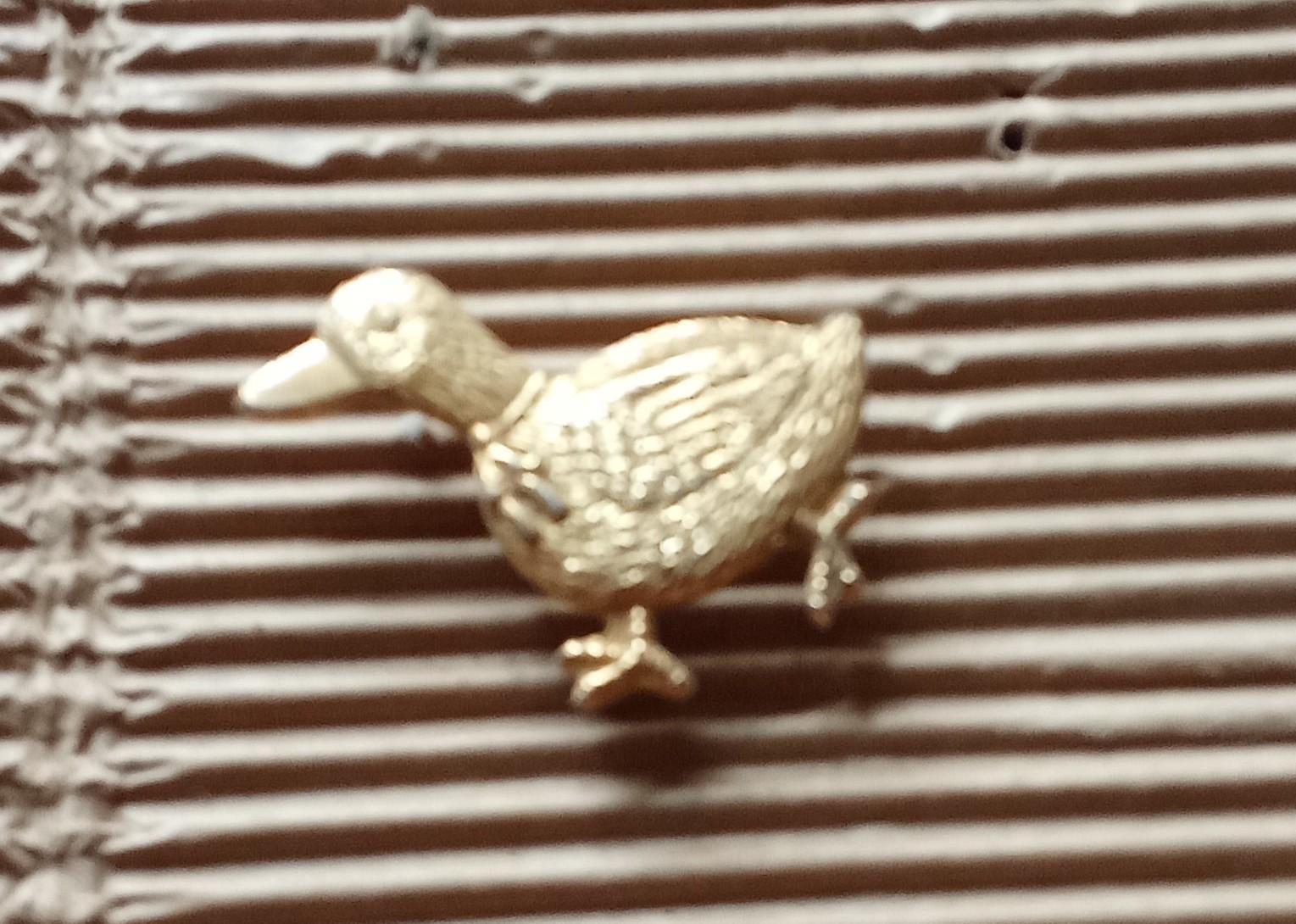 troc de troc pin's canard réserver lilas91 image 0