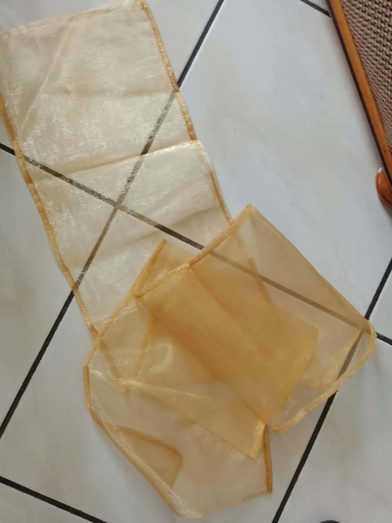 troc de troc chemin de table ou piece pour creation en organza doré image 1
