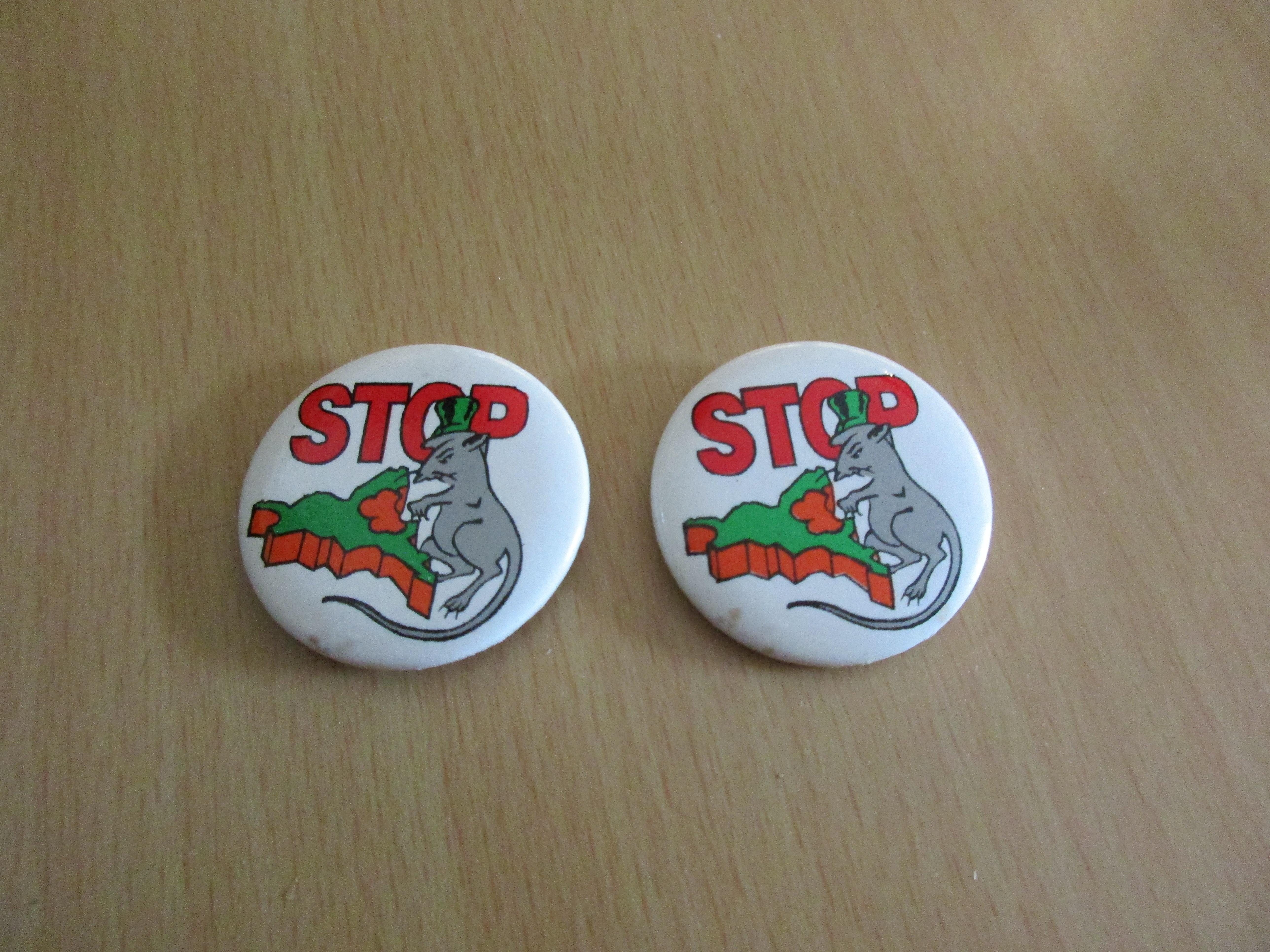 troc de troc 2 badges vintage image 0