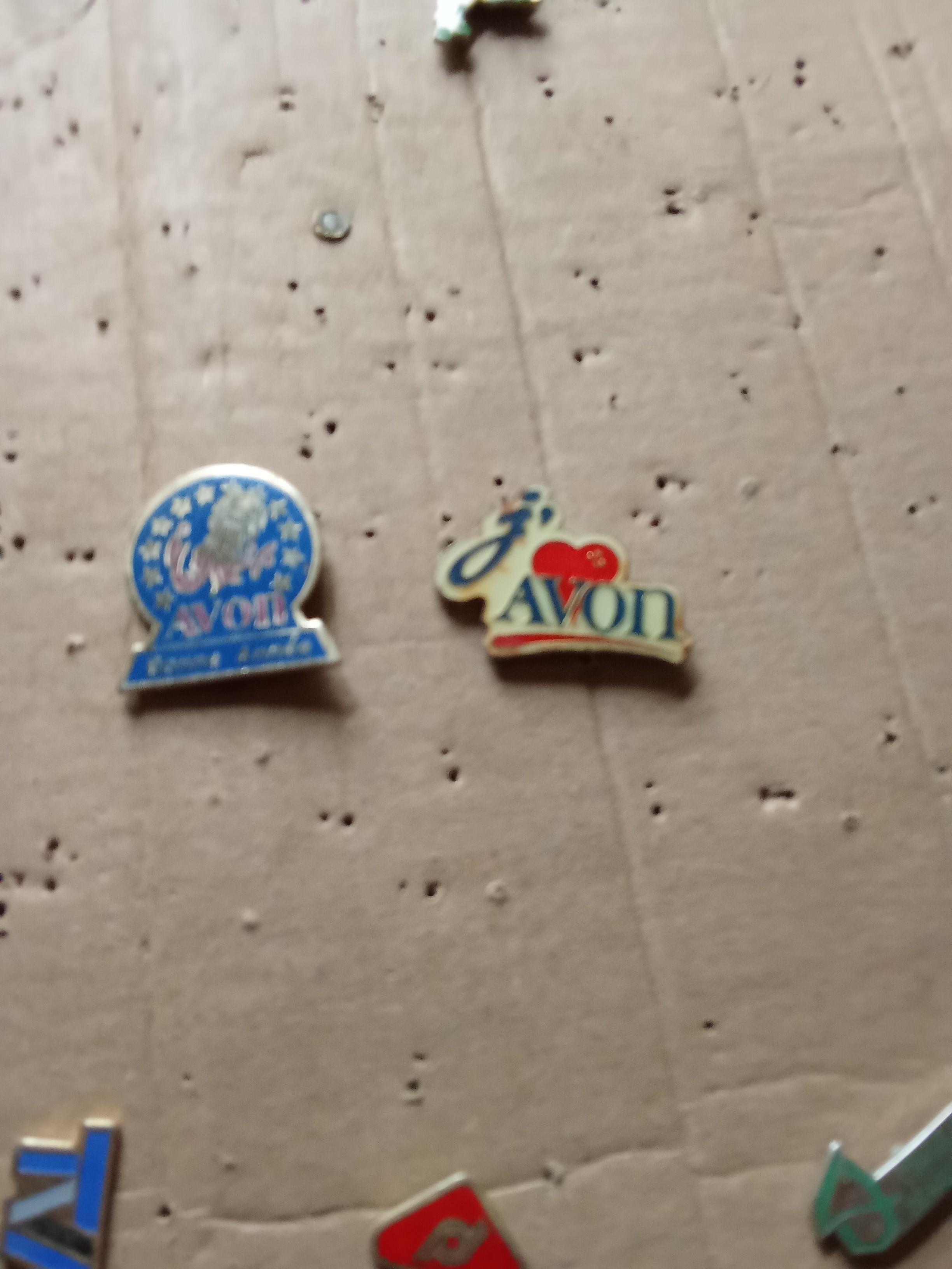 troc de troc 2 pin's parfum réserver lilas 91 image 0