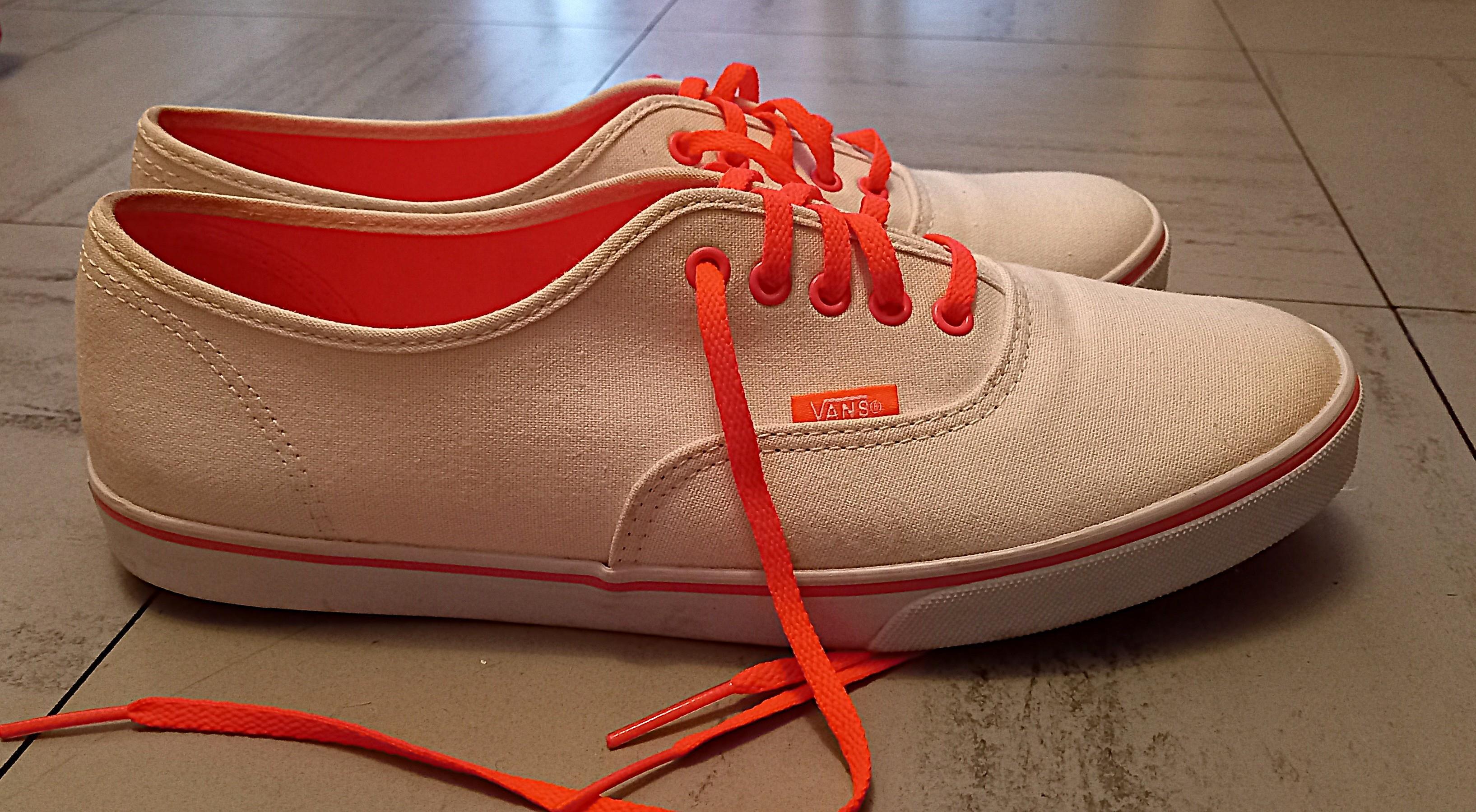 troc de troc baskets blanches et corail. reserve. image 2