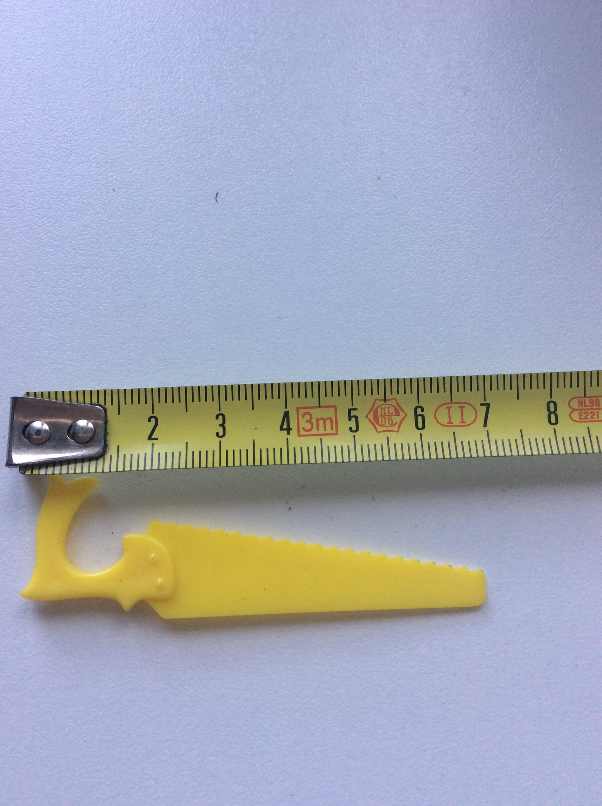 troc de troc deco  bûche de noël 6 cm hache plastique jaune 7 cm image 0
