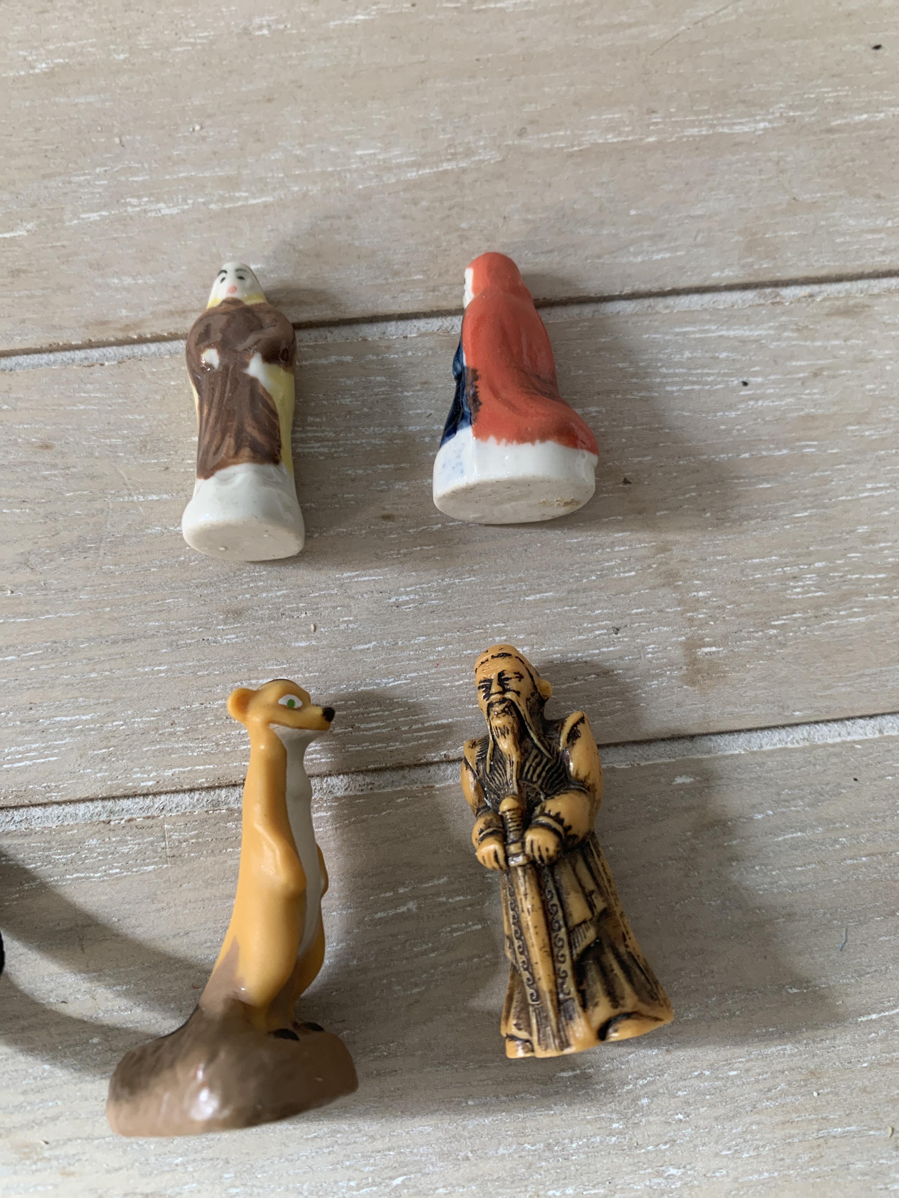 troc de troc fèves et deux petites figurines image 0