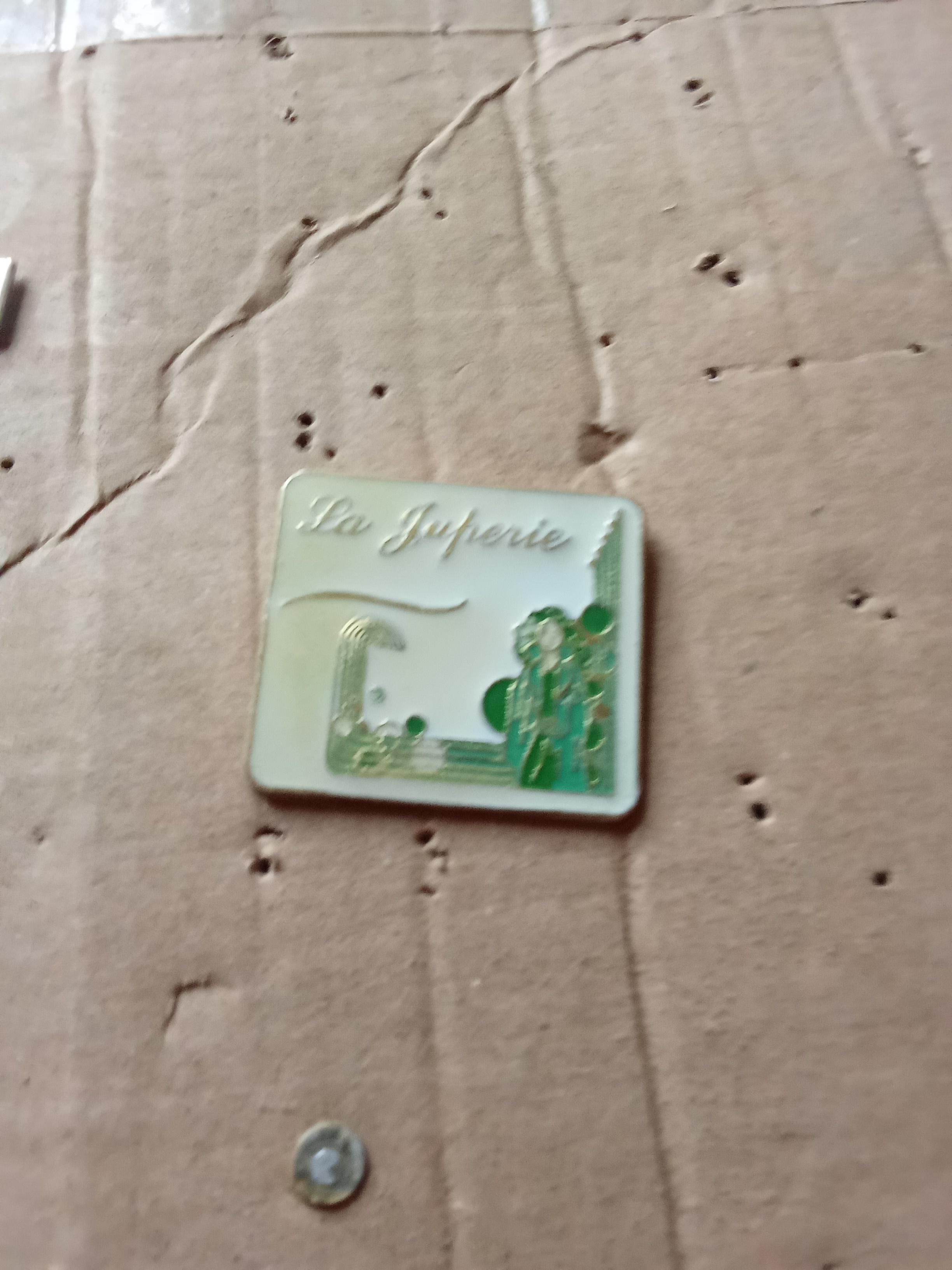 troc de troc pin's réserver lilas91 image 0