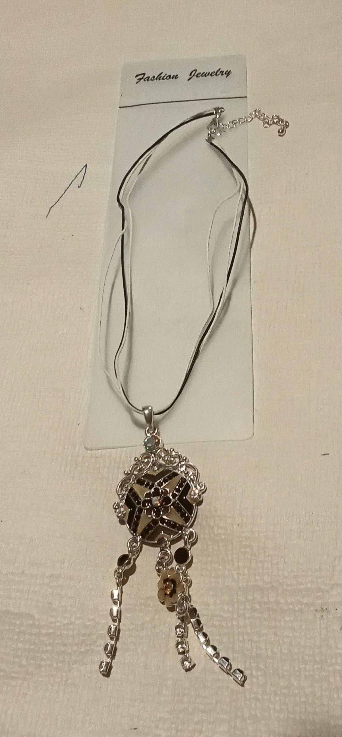 troc de troc collier neuf sissi image 0