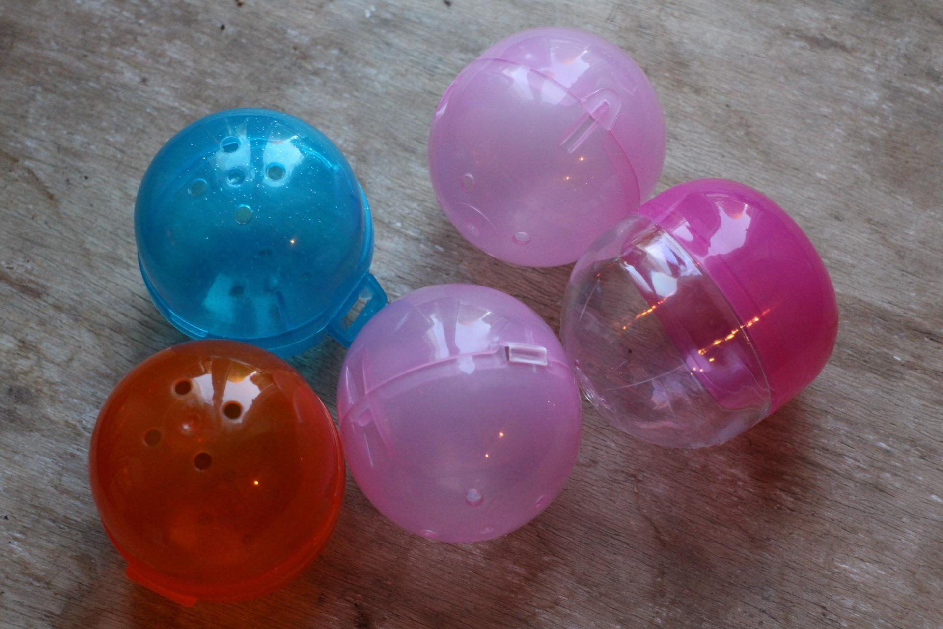 troc de troc grandes capsules en plastique pour le jeu. image 1