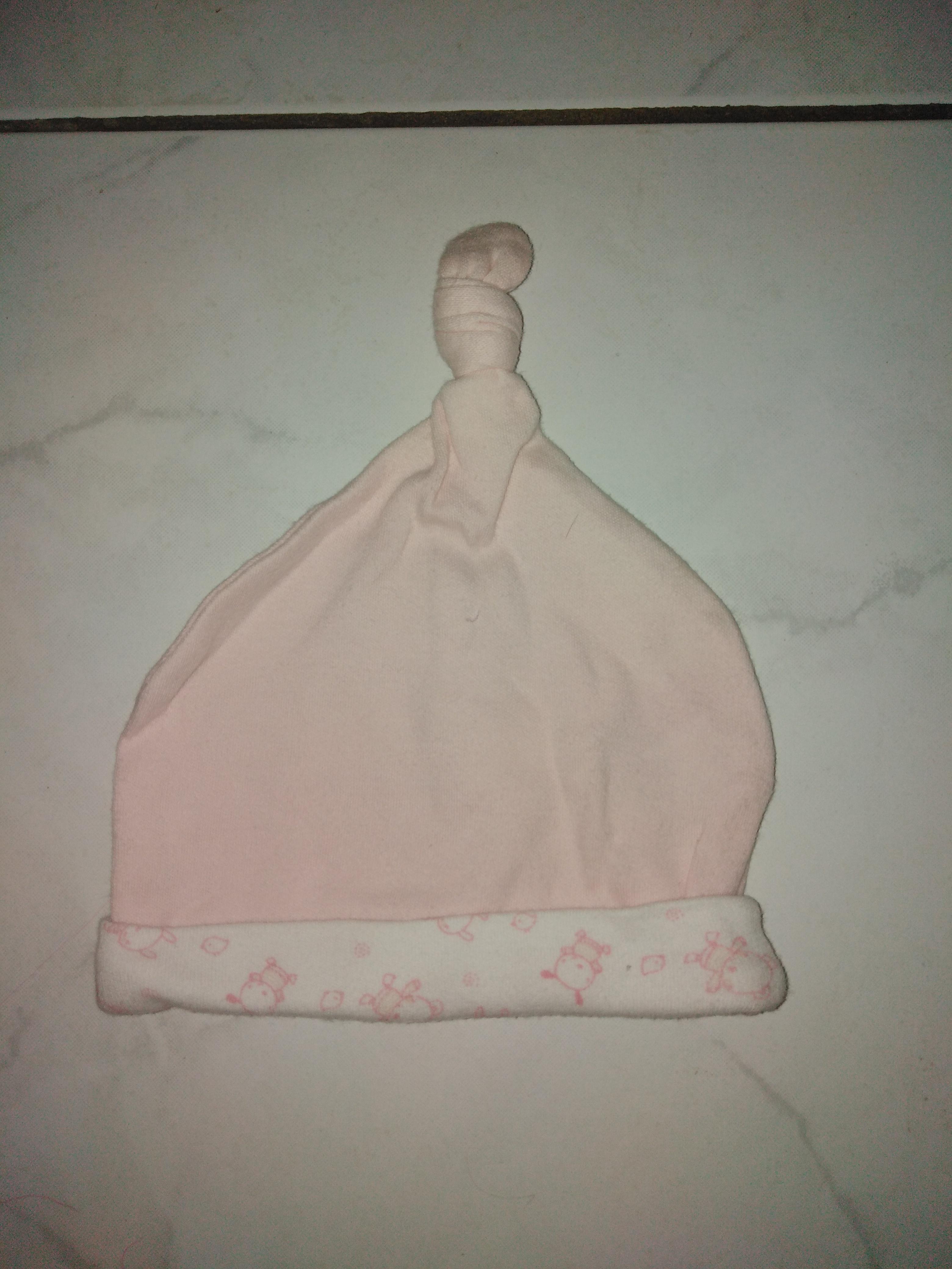 troc de troc réservé bonnet naissance rose et blanc avec motifs image 0