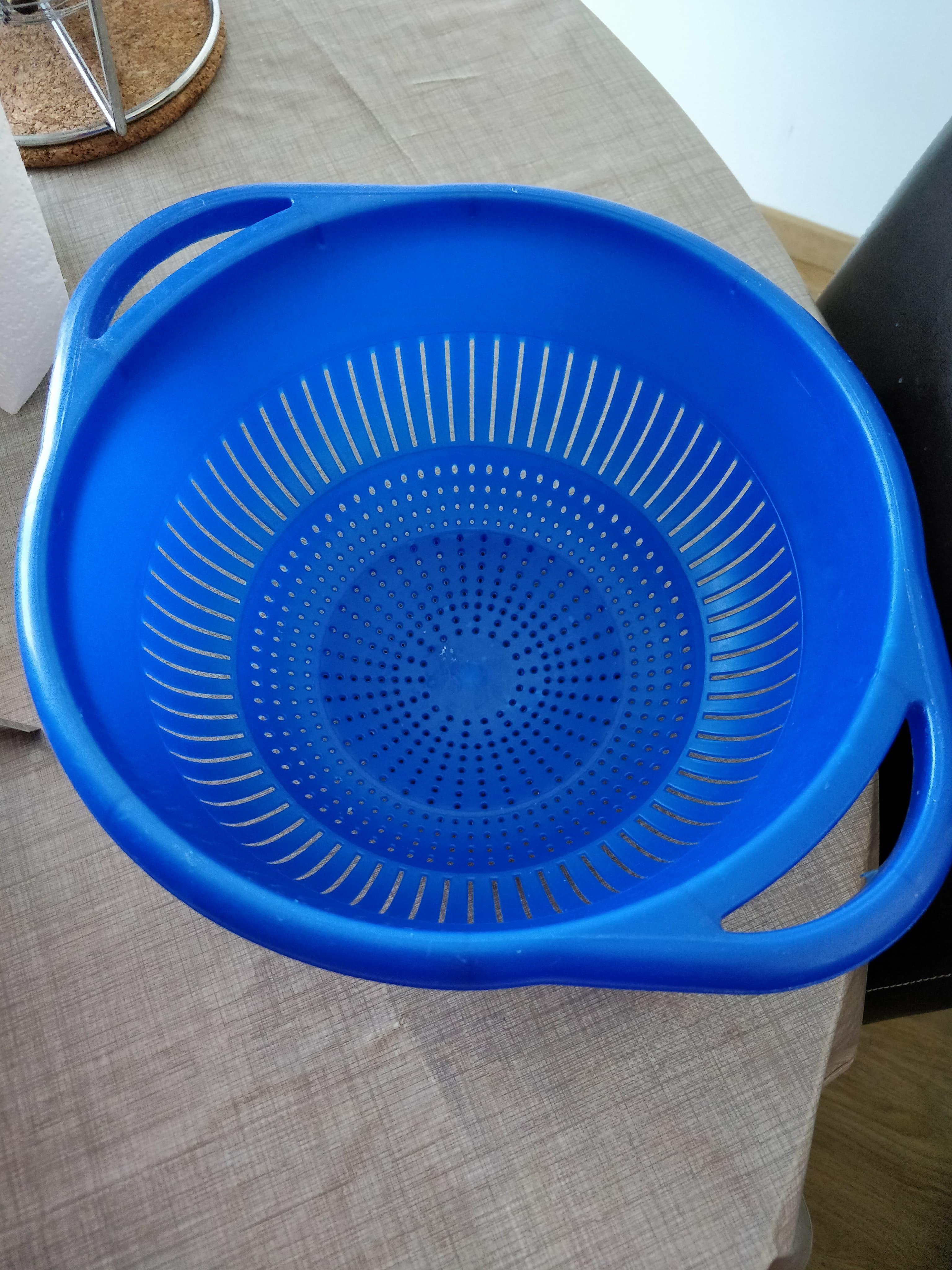 troc de troc grande passoire en plastique bleu bon état image 0