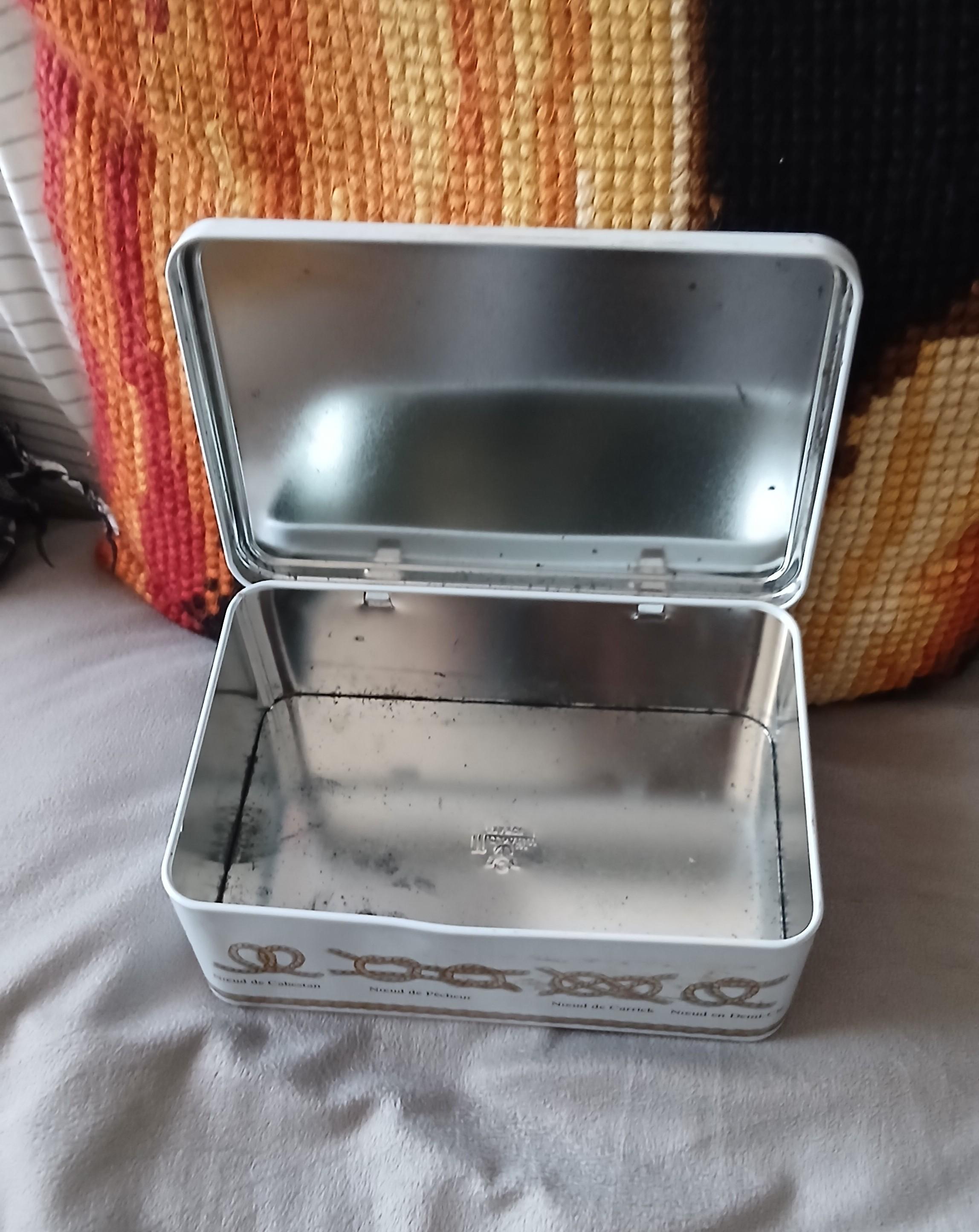 troc de troc reserver aventure. boîte en fer image 1