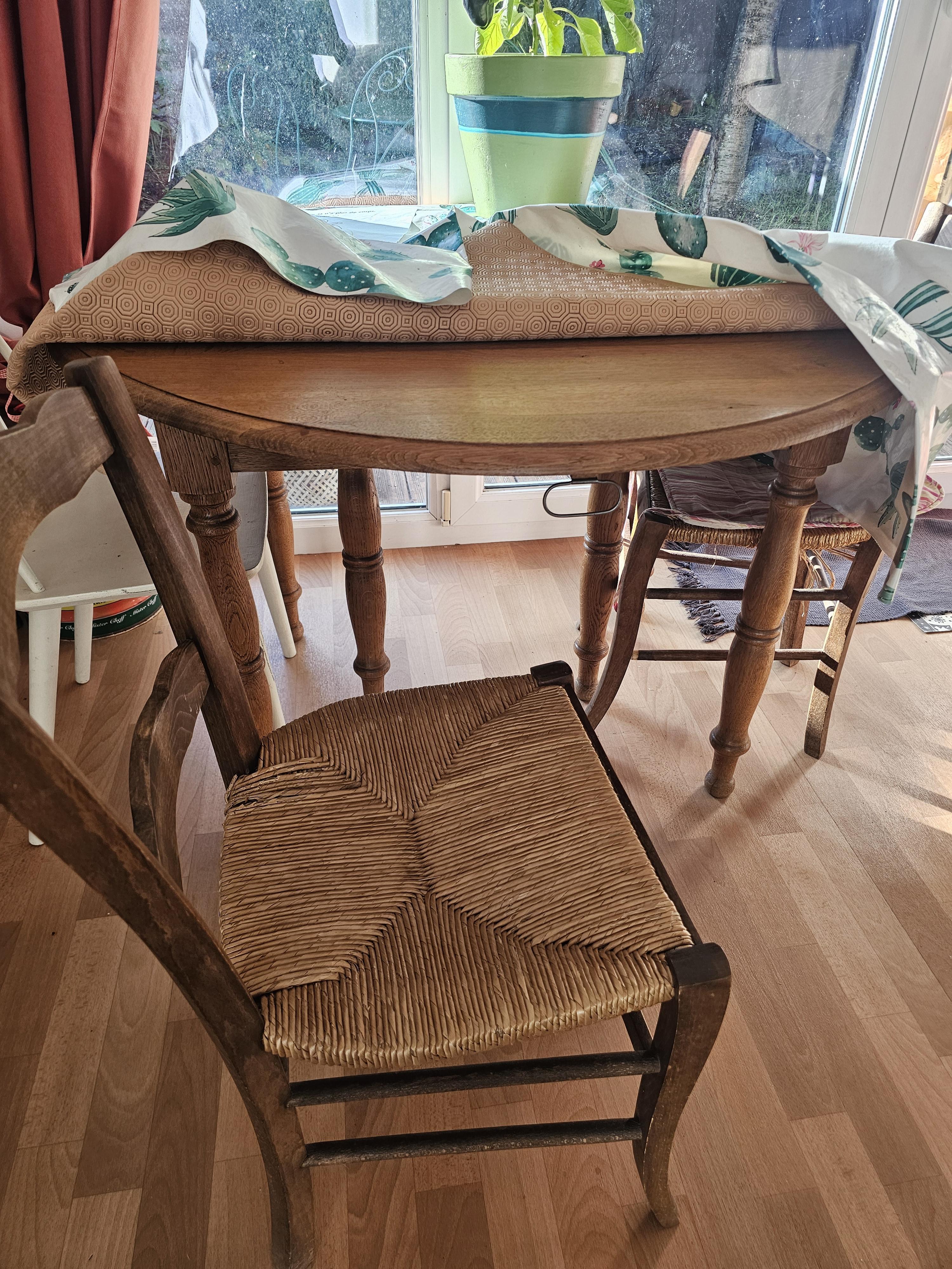 troc de troc table ronde + 3 chaises image 0