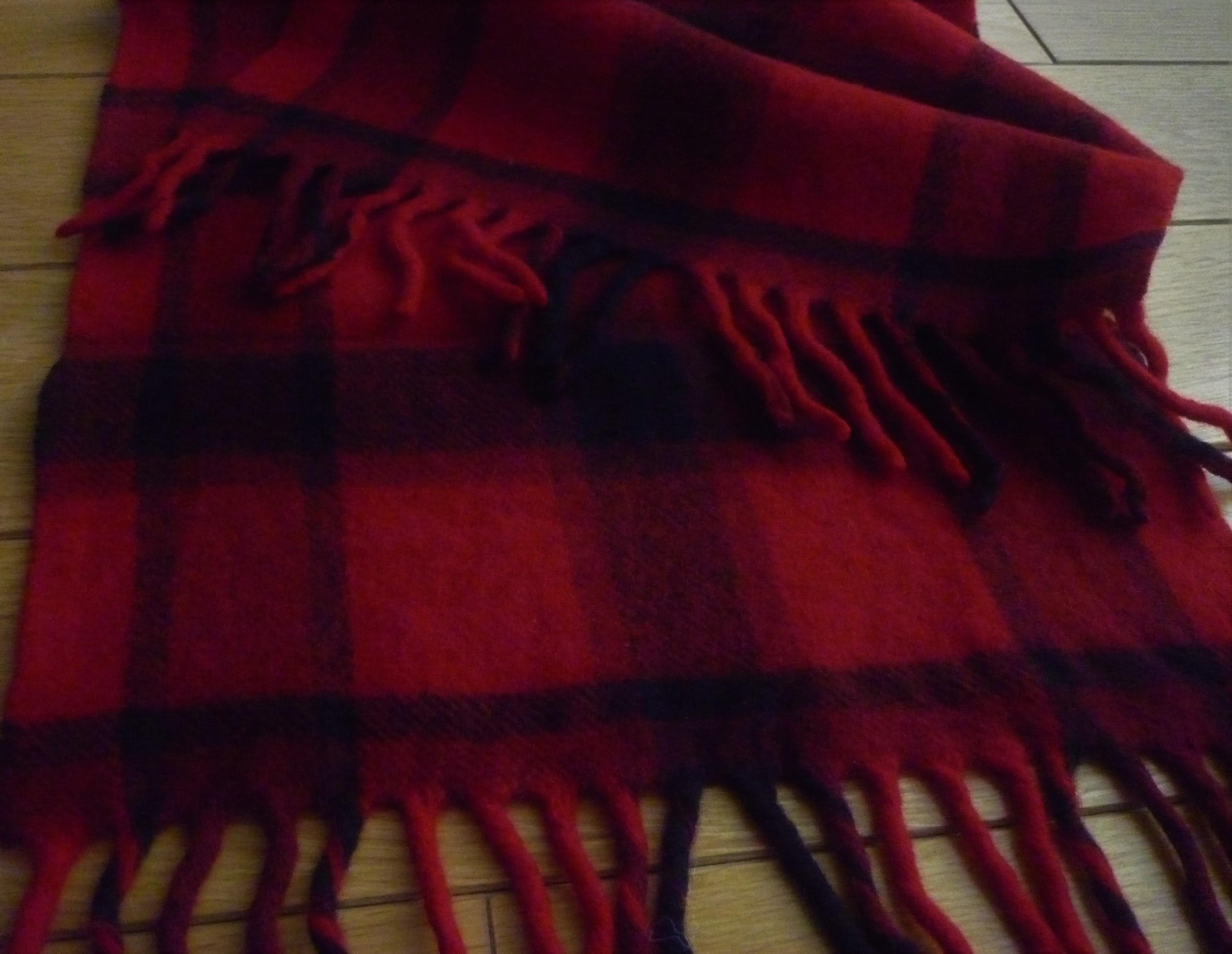 troc de troc echarpe en laine rouge et noire. image 1
