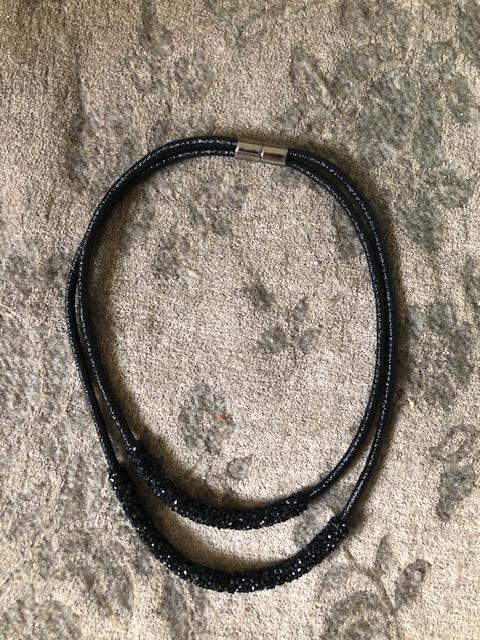 troc de troc (réservé) collier fantaisie de fête noir brillant avec fermeture aimants image 0