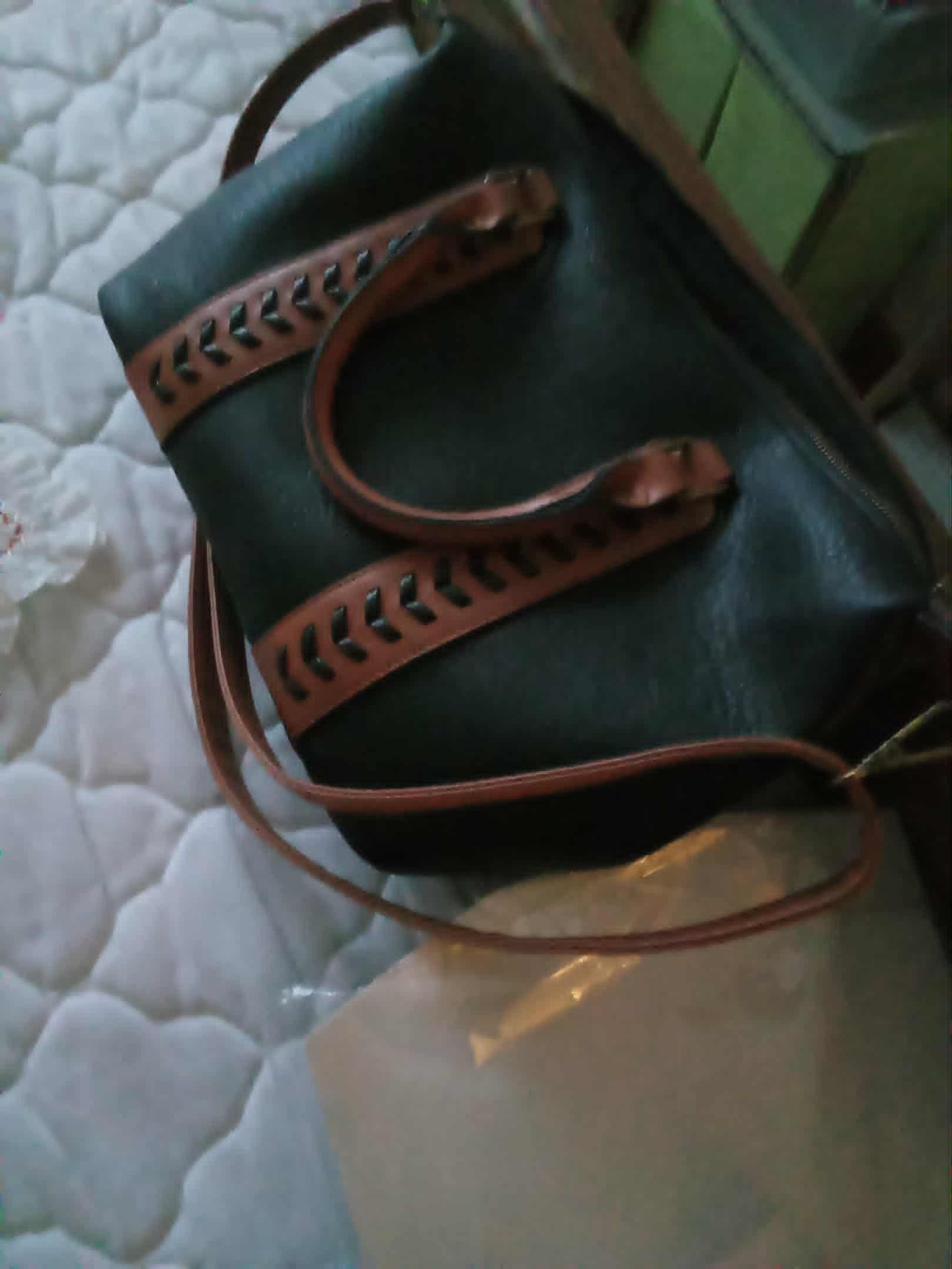 troc de troc sac a main très bon etat petite poche interieur  noir et marron image 2