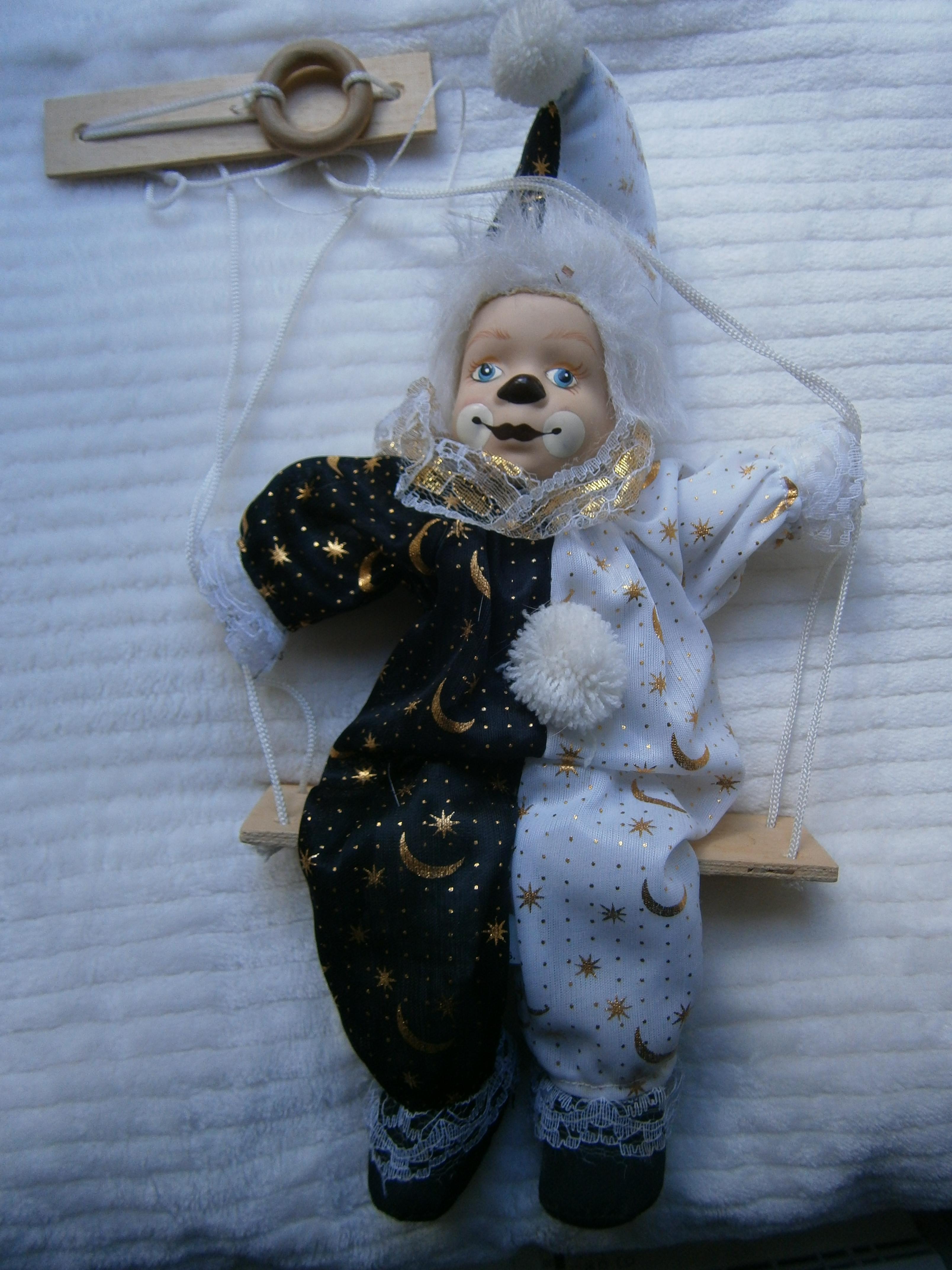 troc de troc clown en porcelaine et tissu image 0