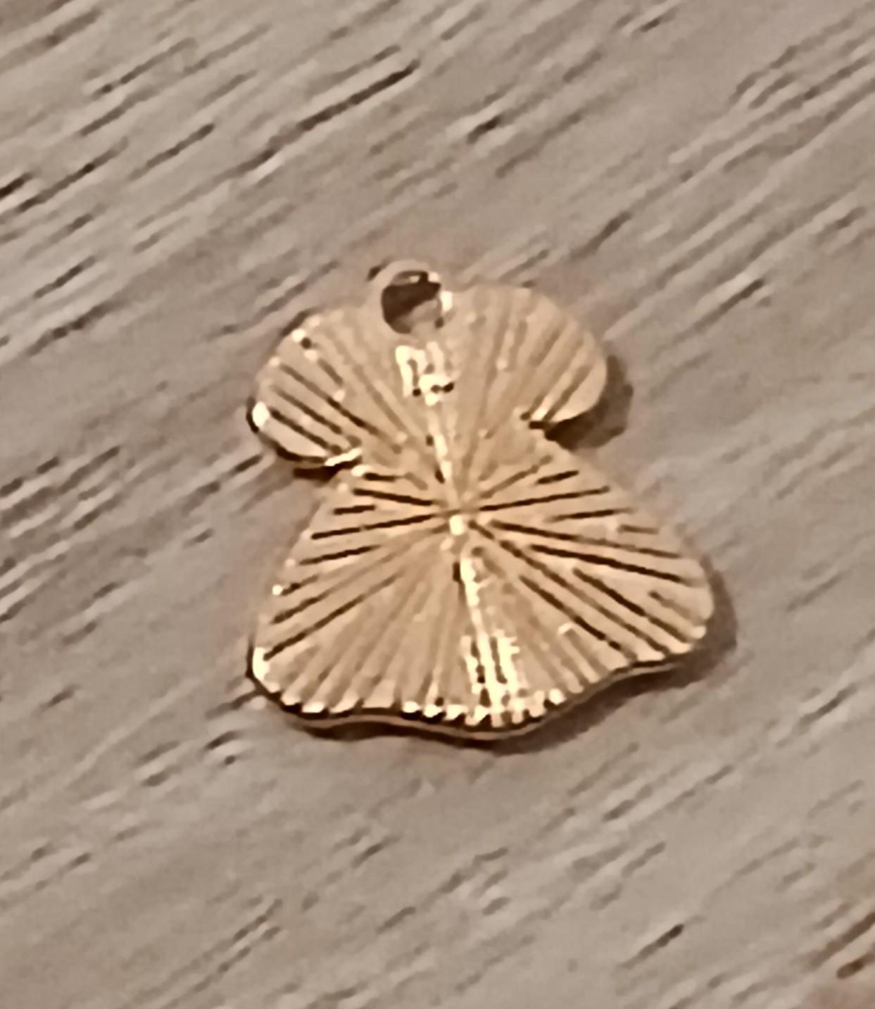 troc de troc reserver troqueuse un pendentif robe image 1