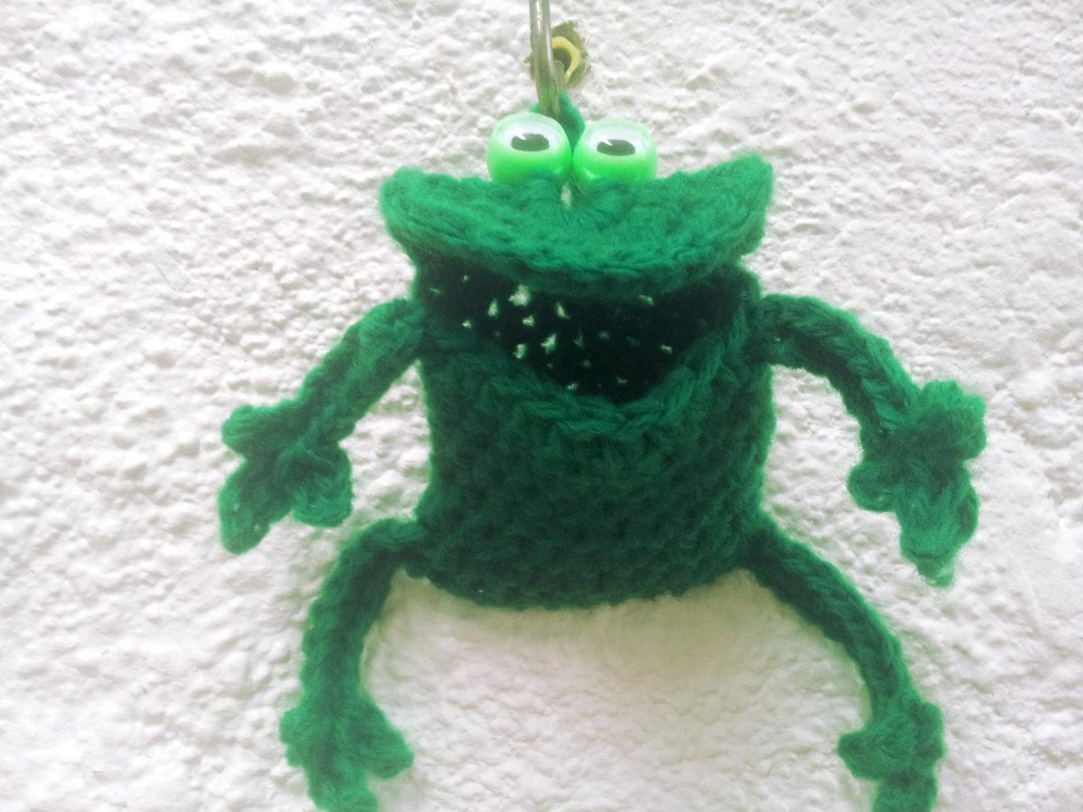 troc de troc petite grenouille-pochette au crochet faite main image 1