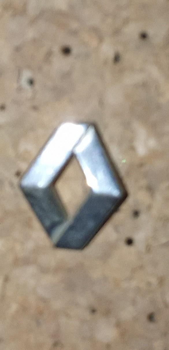 troc de troc pin's renault sans attache réserver fidjy image 0