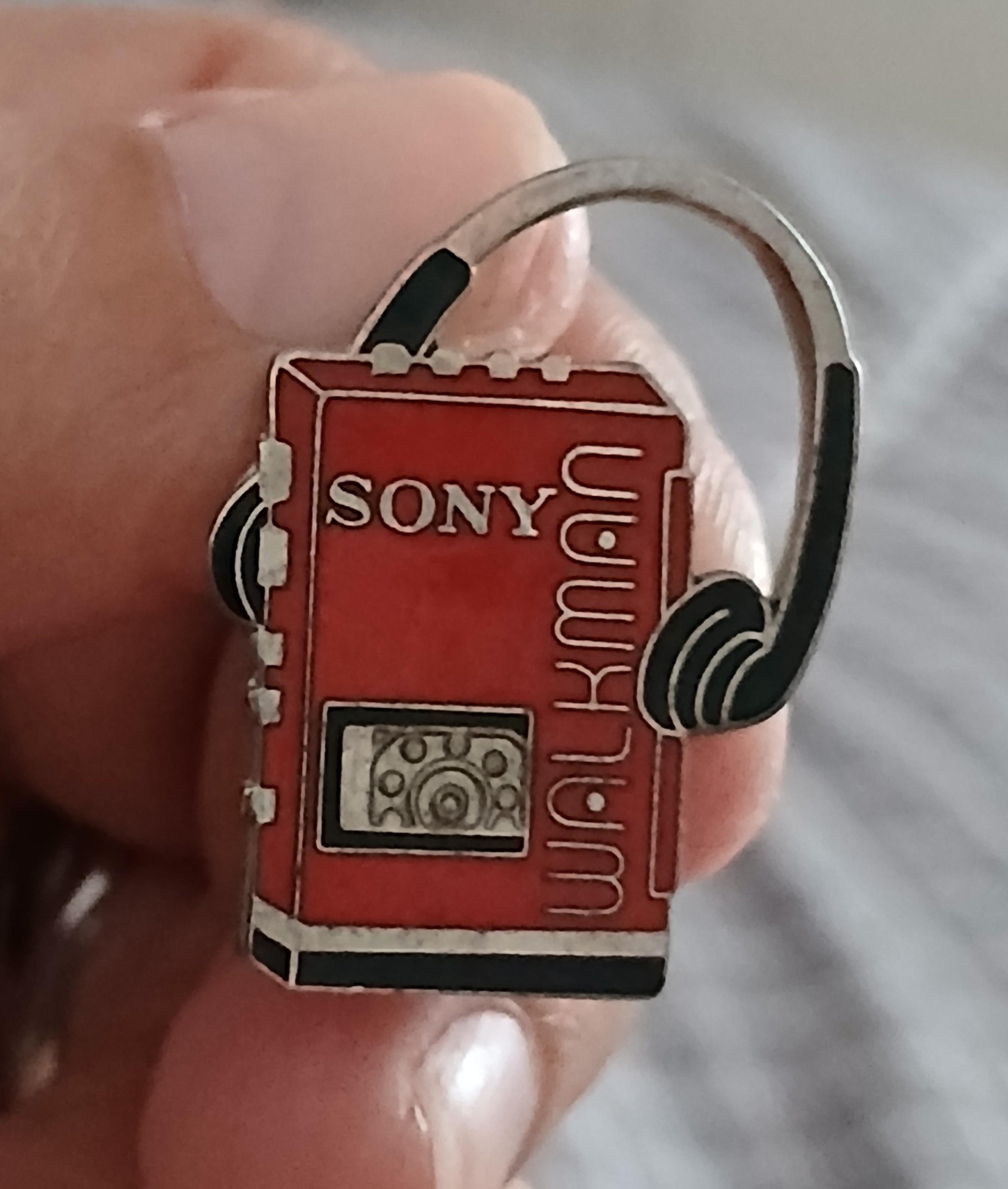 troc de troc n ' 14 reserver gigi un pins ' sony ' image 0