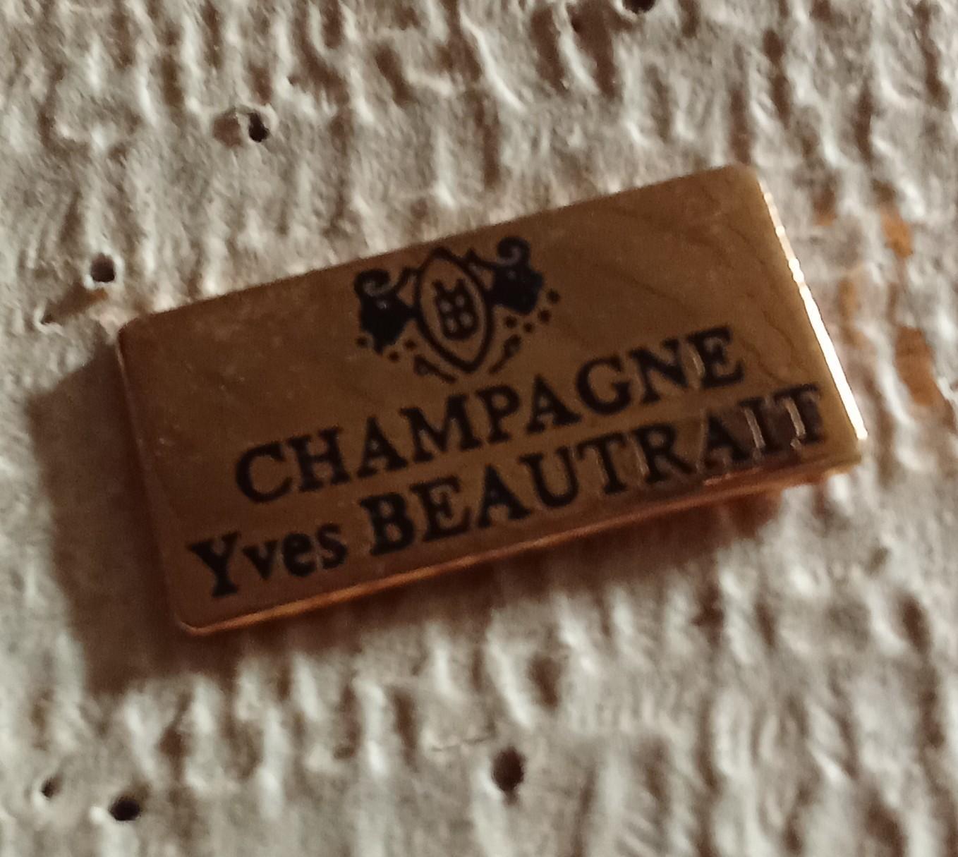 troc de troc pin's champagne avec attache image 0