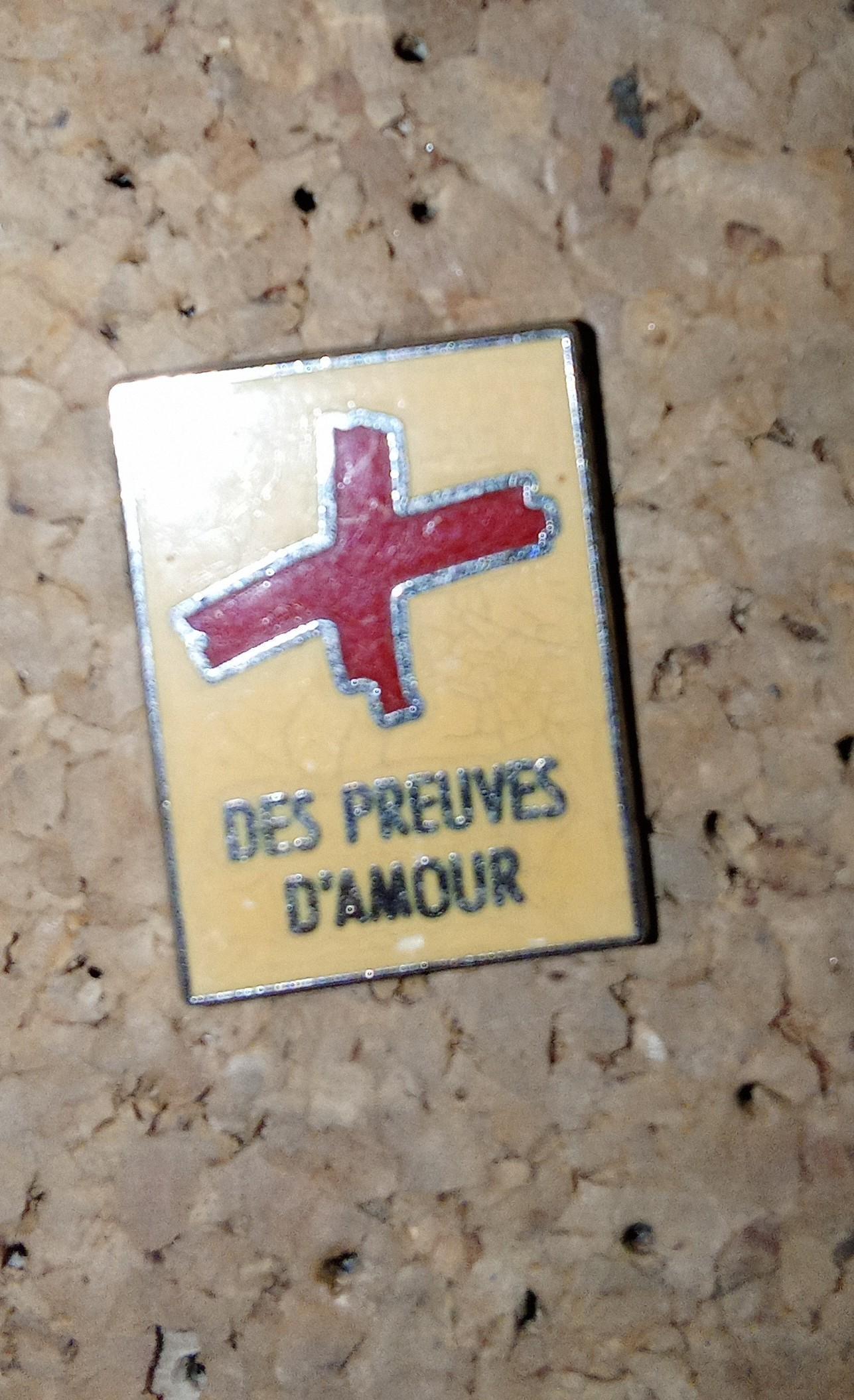 troc de troc pin's croix rouge sans attache image 0