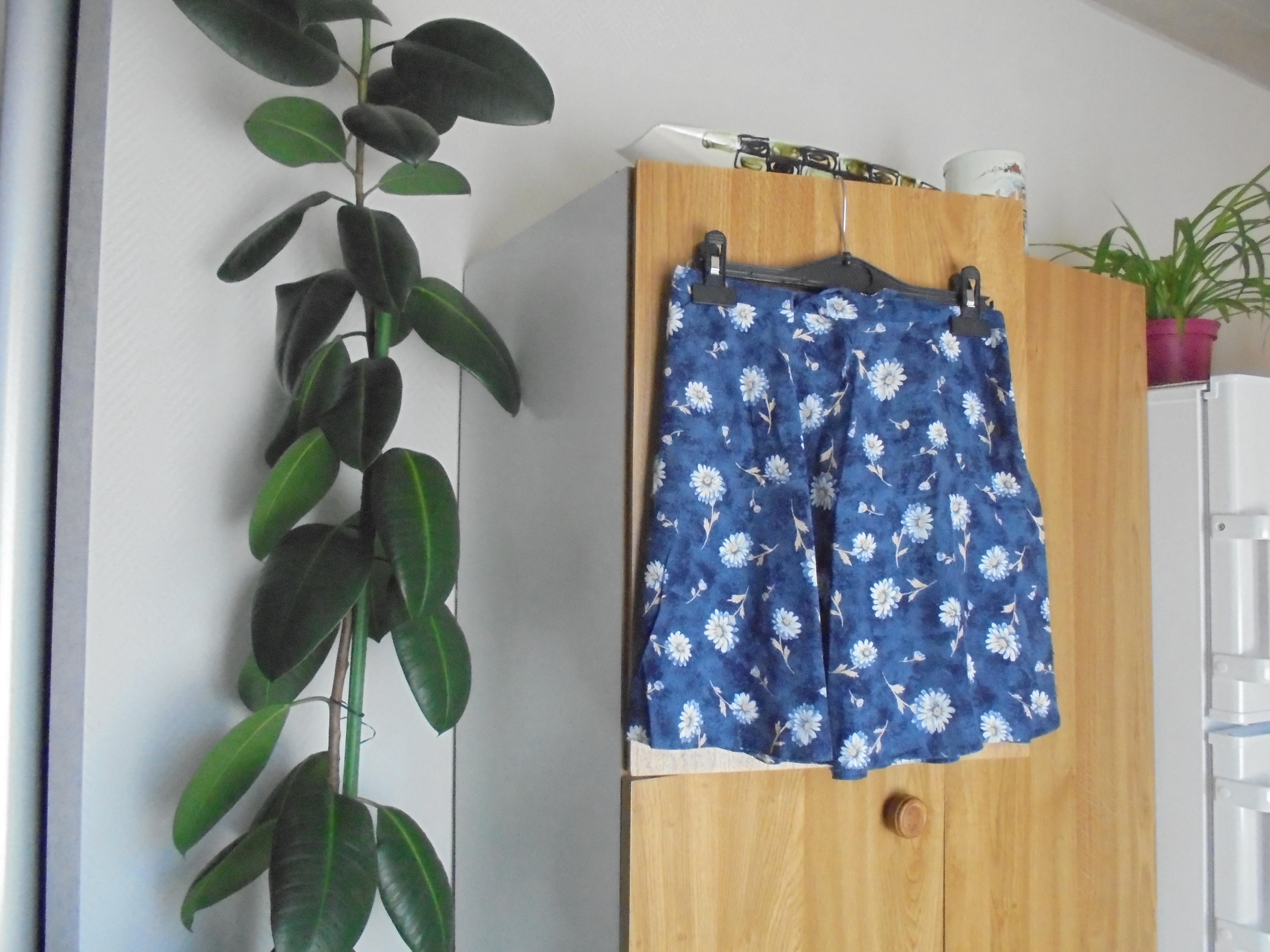 troc de troc jupe courte bleu marine a fleurs blanches taille 34 5 noi image 0