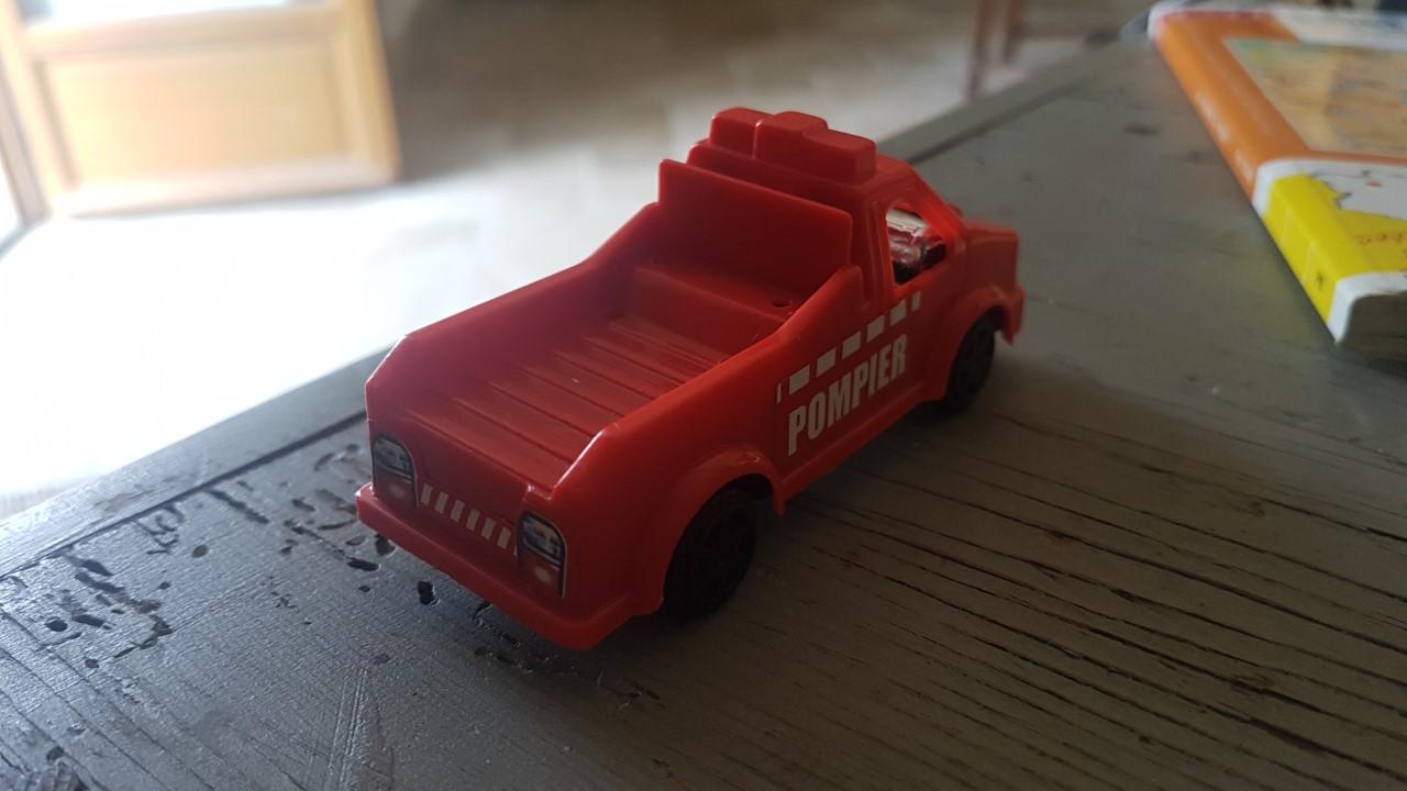 troc de troc voiture pompier en plastique (jouet) image 1