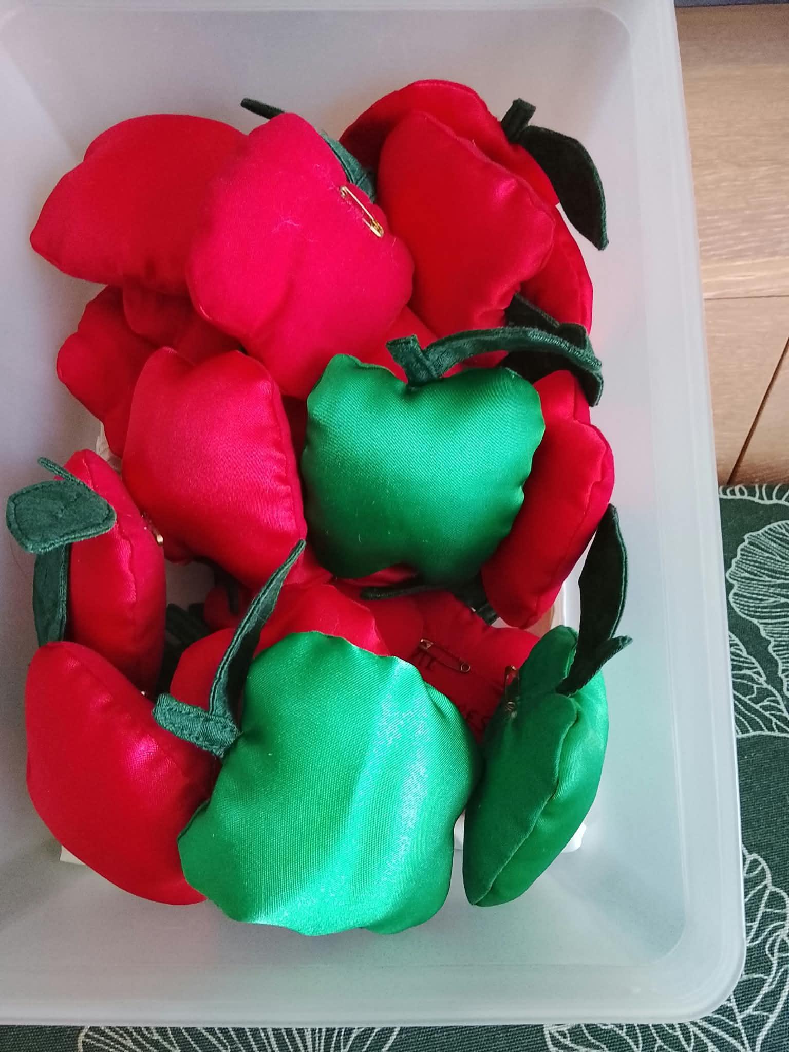 troc de troc joli pommes pour deco ou a agrafé  2 noisettes par pommes une vin image 0